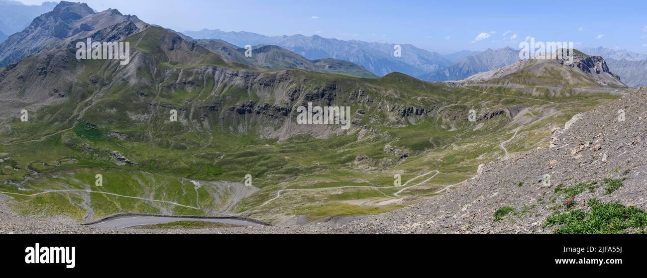 Vista da Cime de la Bonette sul paesaggio alpino con strada per il col de la Bonette sullo sfondo a destra, Mercantour National Foto Stock
