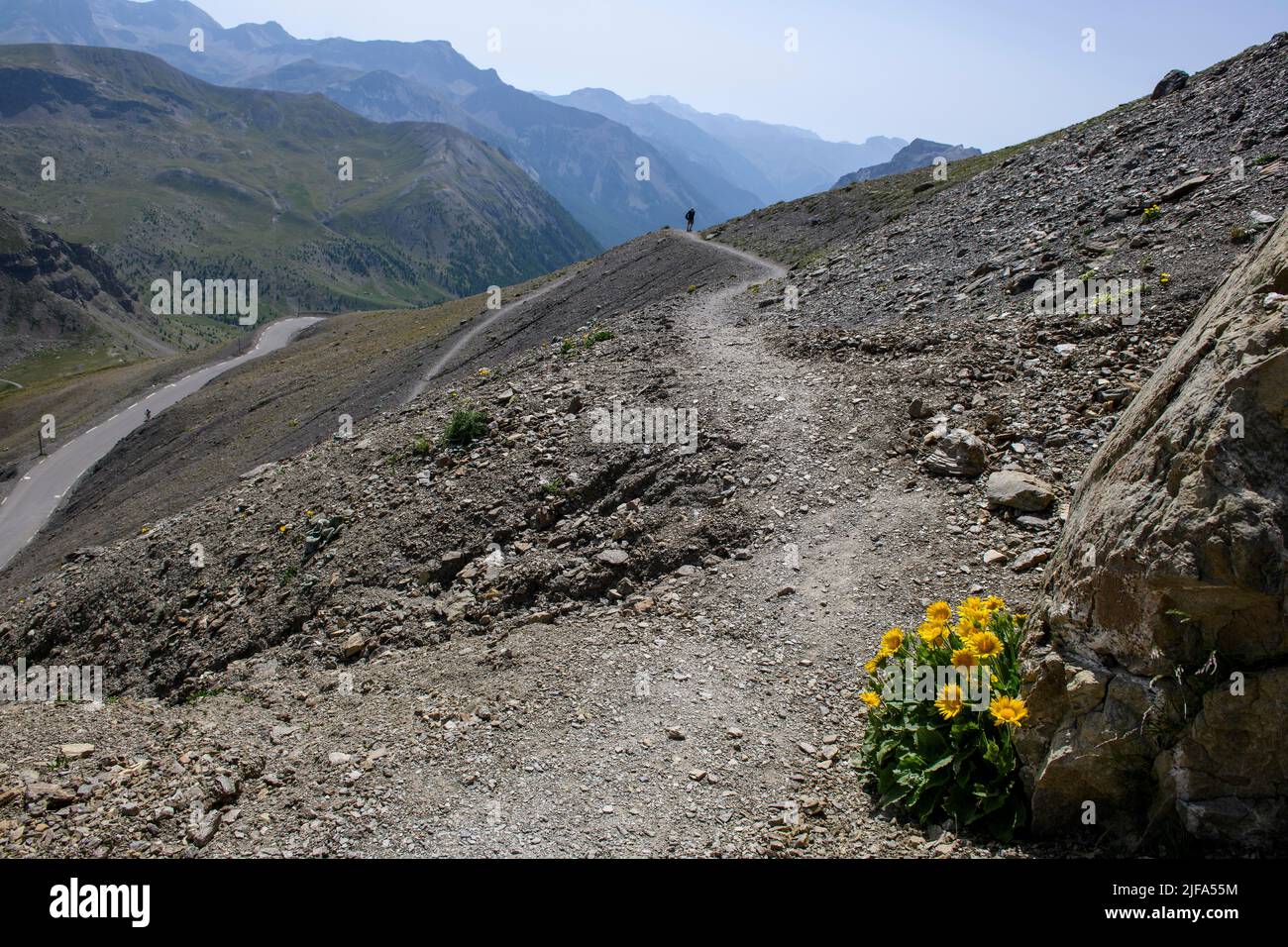 Sentiero dalla strada lastricata più alta a sinistra delle Alpi a 2862 metri di altezza Cime de la Bonette, Cime de la Bonette, Parco Nazionale del Mercantour, Jausiers Foto Stock