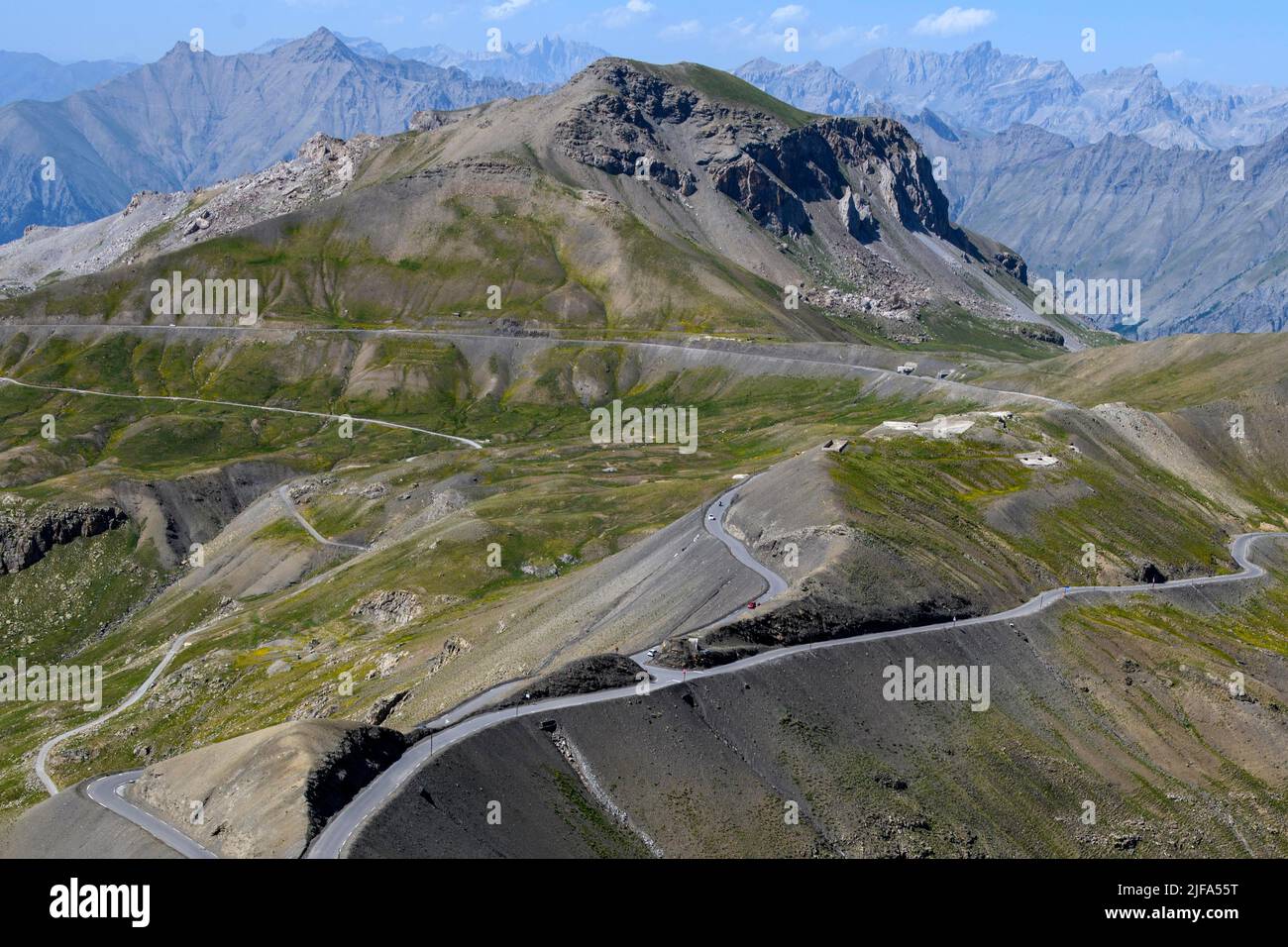 Vista da Cime de la Bonette sul paesaggio alpino con passo alpino col de la Bonette nel mezzo di fronte, in basso a sinistra circonvallazione intorno Foto Stock