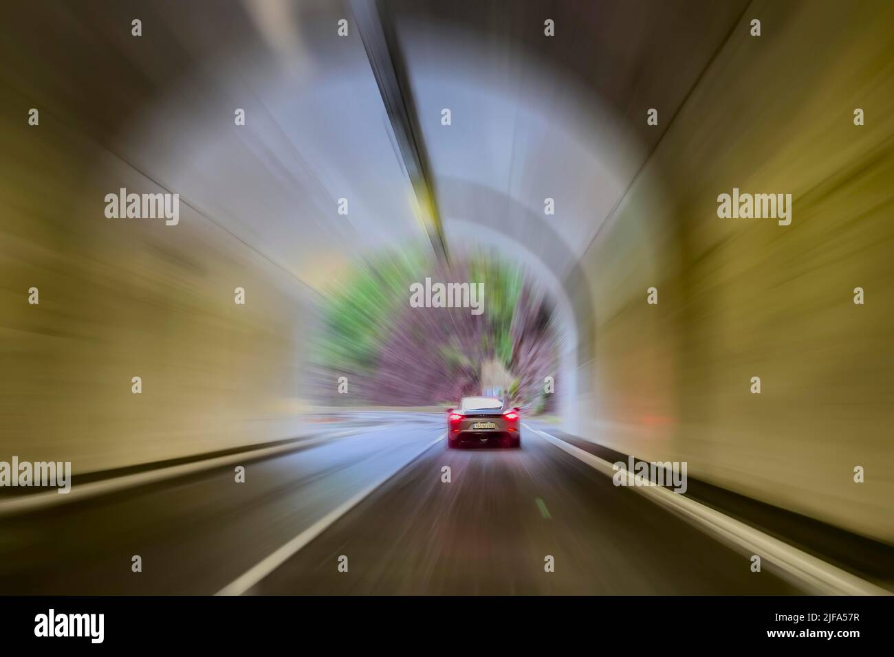 Motorista che accelera in auto sportive velocità attraverso tunnel, Francia Foto Stock