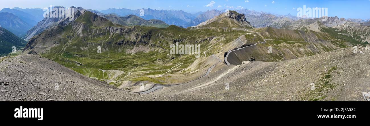 Vista panoramica da Cime de la Bonette a nord-est sul paesaggio alpino, in primo piano la strada asfaltata più alta delle Alpi, anello Foto Stock
