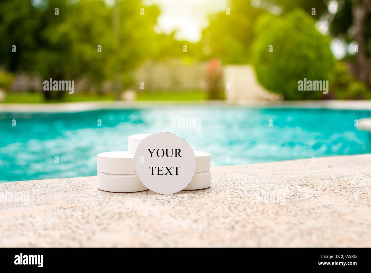 Compresse di cloro per la disinfezione della piscina con spazio per il testo. Compresse di cloro per la pulizia della piscina con spazio per testo, cloro Foto Stock