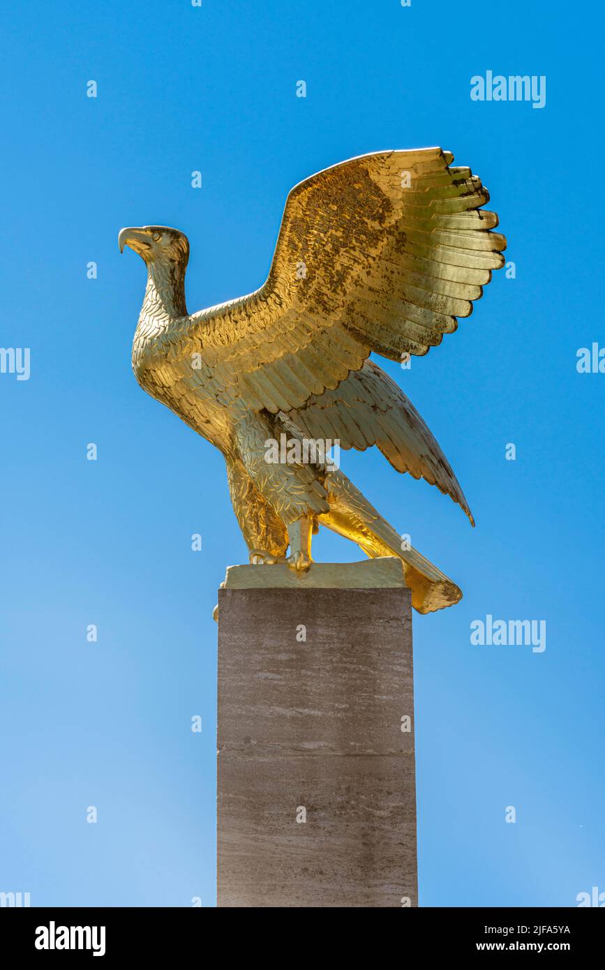 Golden Eagle di fronte alla Casa dello Sport Tedesco, Olympiapark Berlin Westend, Charlottenburg, Berlino, Germania Foto Stock