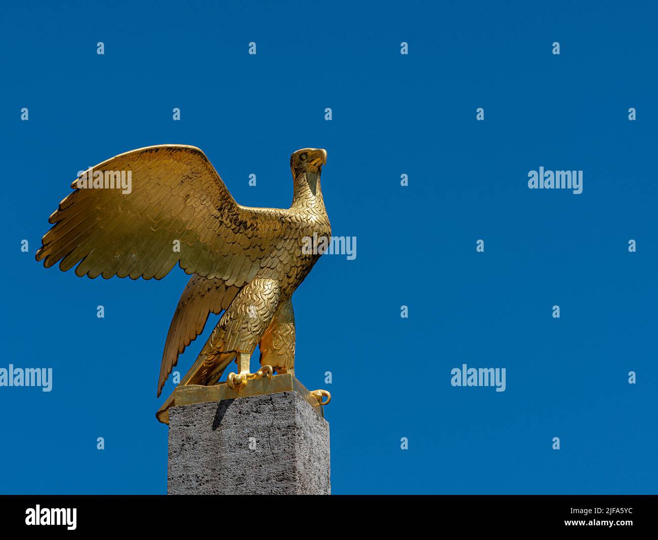 Golden Eagle di fronte alla Casa dello Sport Tedesco, Olympiapark Berlin Westend, Charlottenburg, Berlino, Germania Foto Stock