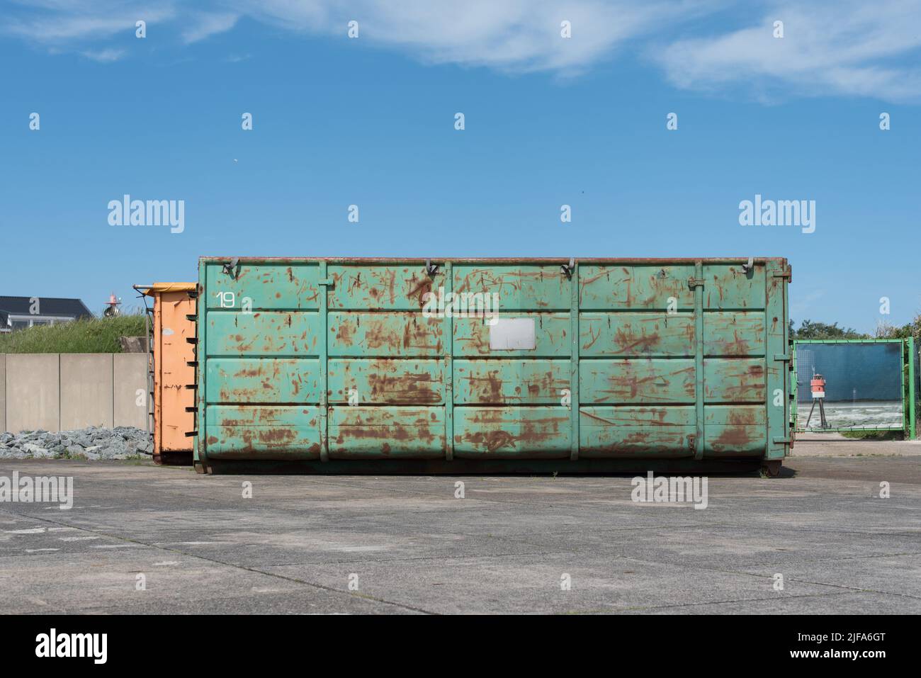 Grande contenitore verde per il trasporto di merci da e verso l'isola di Borkum Foto Stock