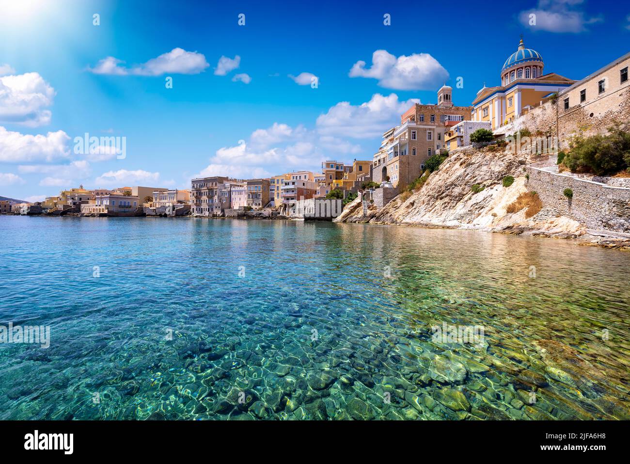 Il mare smeraldo del distretto di Vaporia, città di Ermoupoli, isola di Syros Foto Stock