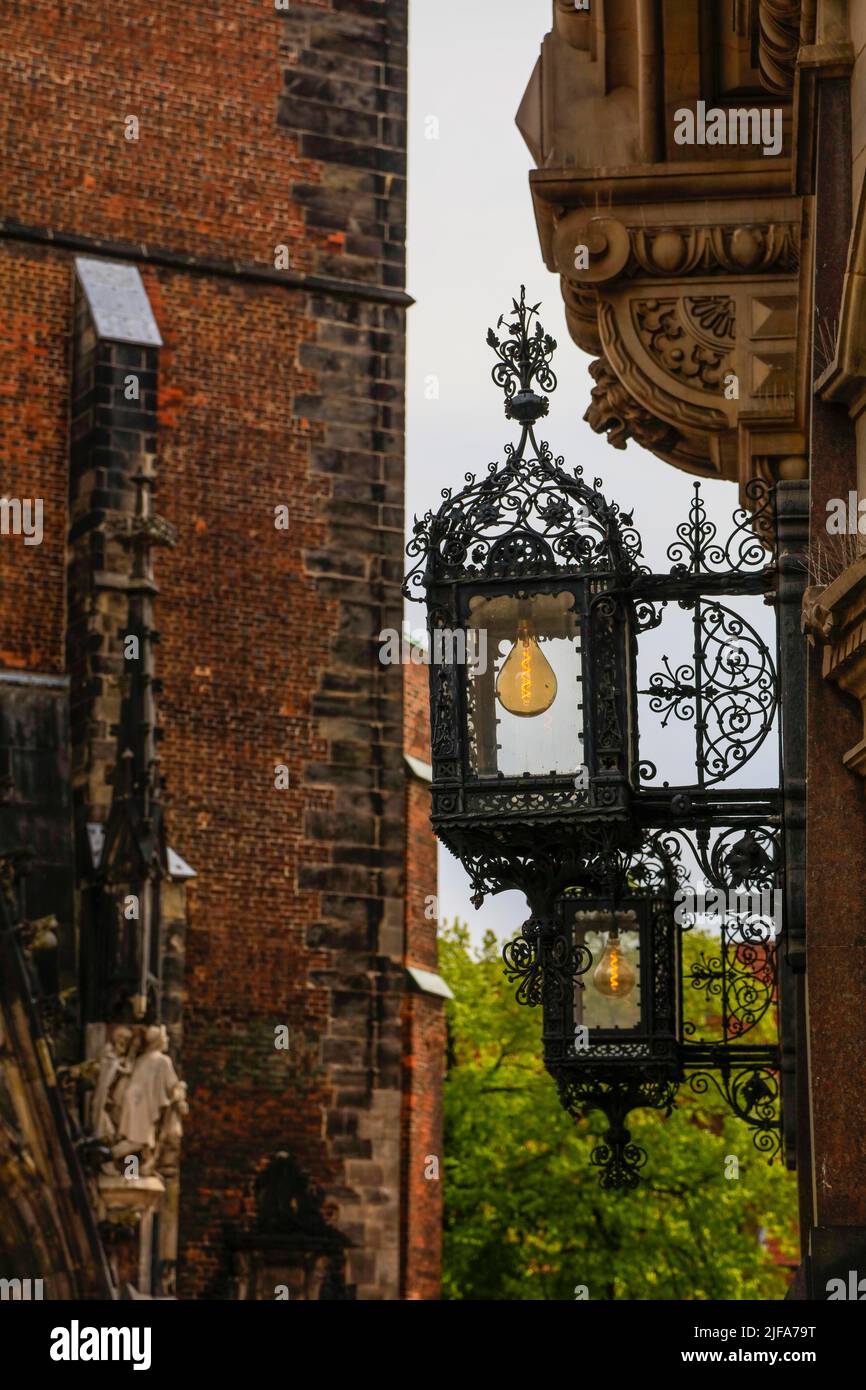 Luci in ferro battuto su casa storica all'angolo di Kramerstrasse Marktplatz, capitale dello stato Hannover, bassa Sassonia, Germania Foto Stock