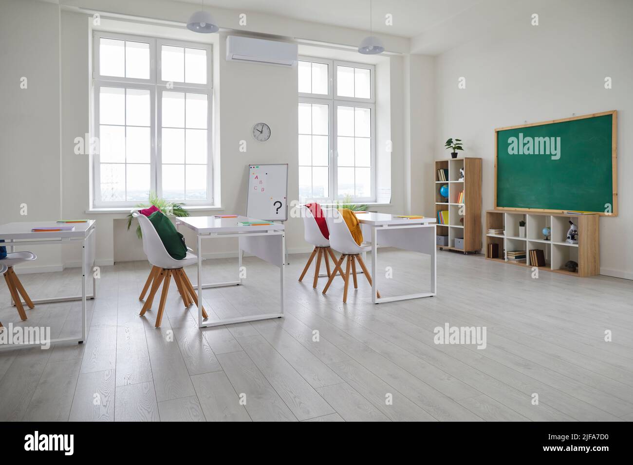 Interno della moderna classe leggera elementare, scuola media o scuola superiore senza insegnanti e studenti Foto Stock
