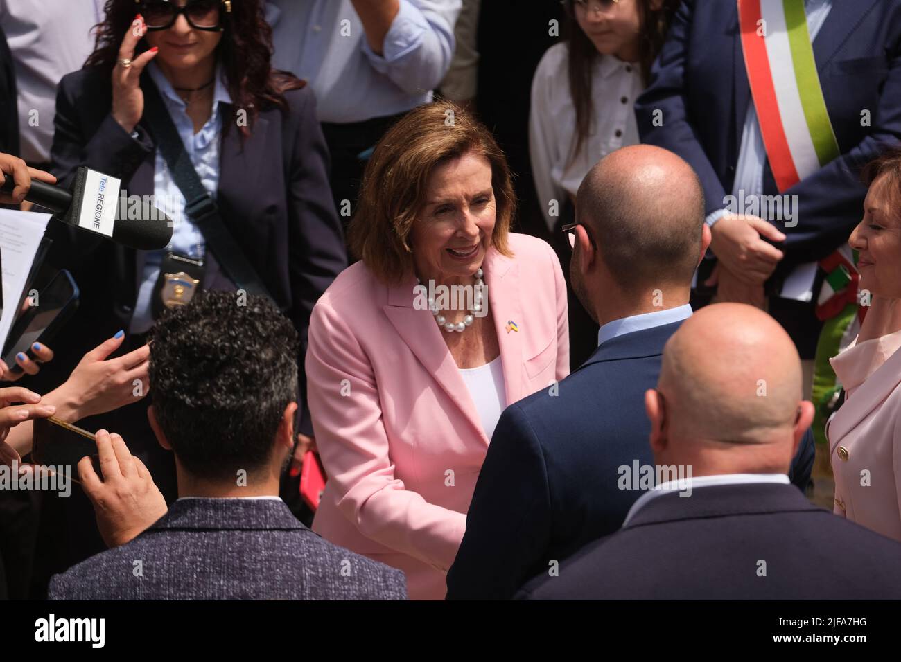 Presidente della Camera dei rappresentanti degli Stati Uniti, Nancy Patricia Pelosi, visita il villaggio di Fornelli in provincia di Isernia, Molise, Italia, luogo di nascita di sua madre che partì per gli Stati Uniti quando aveva tre anni Foto Stock