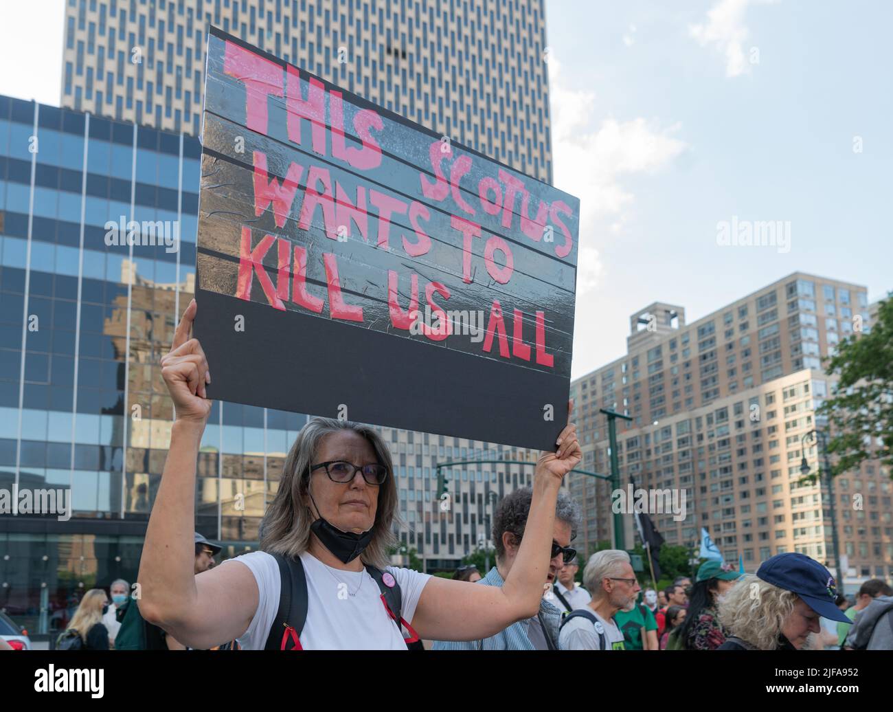 New York City, Stati Uniti. 30th giugno 2022. Gli attivisti del clima hanno tenuto una protesta a Foley Square e una dimostrazione al tribunale federale di Manhattan dopo la decisione della Corte Suprema di limitare la capacità dell'Agenzia per la protezione ambientale di regolare l'inquinamento da centrali elettriche. (Foto di Steve Sanchez/Pacific Press) Credit: Pacific Press Media Production Corp./Alamy Live News Foto Stock