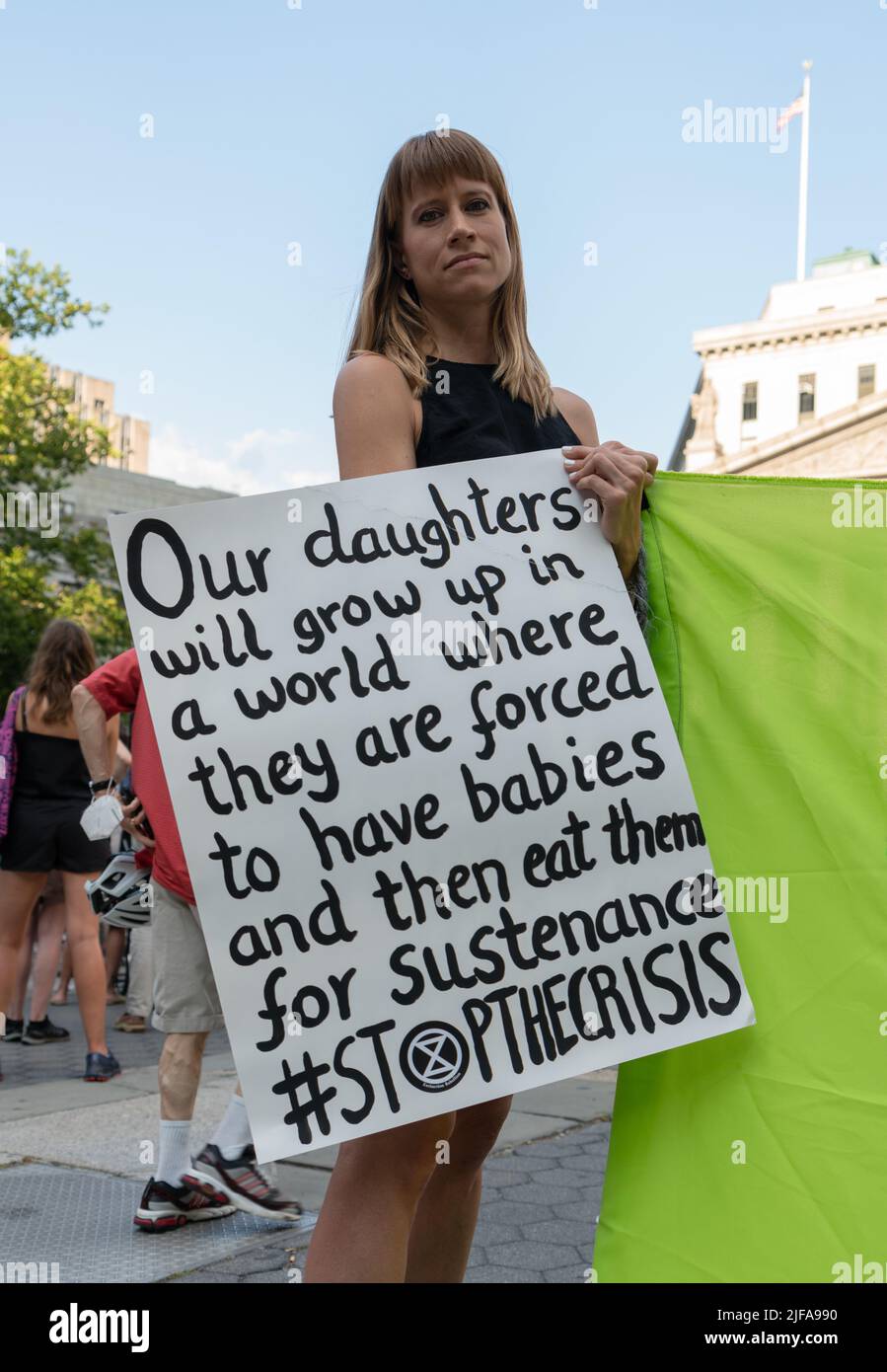 New York City, Stati Uniti. 30th giugno 2022. Gli attivisti del clima hanno tenuto una protesta a Foley Square e una dimostrazione al tribunale federale di Manhattan dopo la decisione della Corte Suprema di limitare la capacità dell'Agenzia per la protezione ambientale di regolare l'inquinamento da centrali elettriche. (Foto di Steve Sanchez/Pacific Press) Credit: Pacific Press Media Production Corp./Alamy Live News Foto Stock