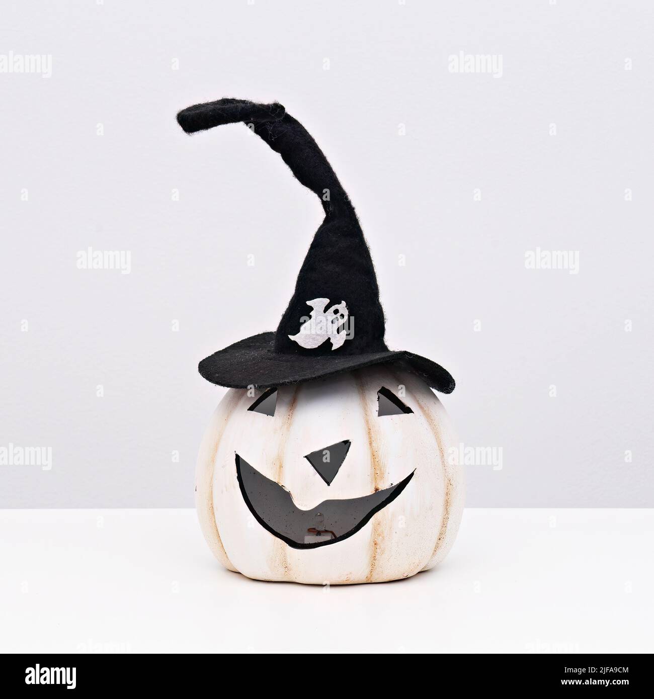 Cartoon Halloween zucca con cappello per decorazione su bianco. Concetto di celebrazione. Decorazioni per feste. Buon Halloween Foto Stock