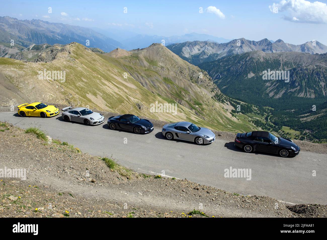 Vista di cinque vetture sportive Porsche su 2802 metri di strada asfaltata più alta delle Alpi, Cime de la Bonette, Parco Nazionale del Mercantour, Jausiers Foto Stock