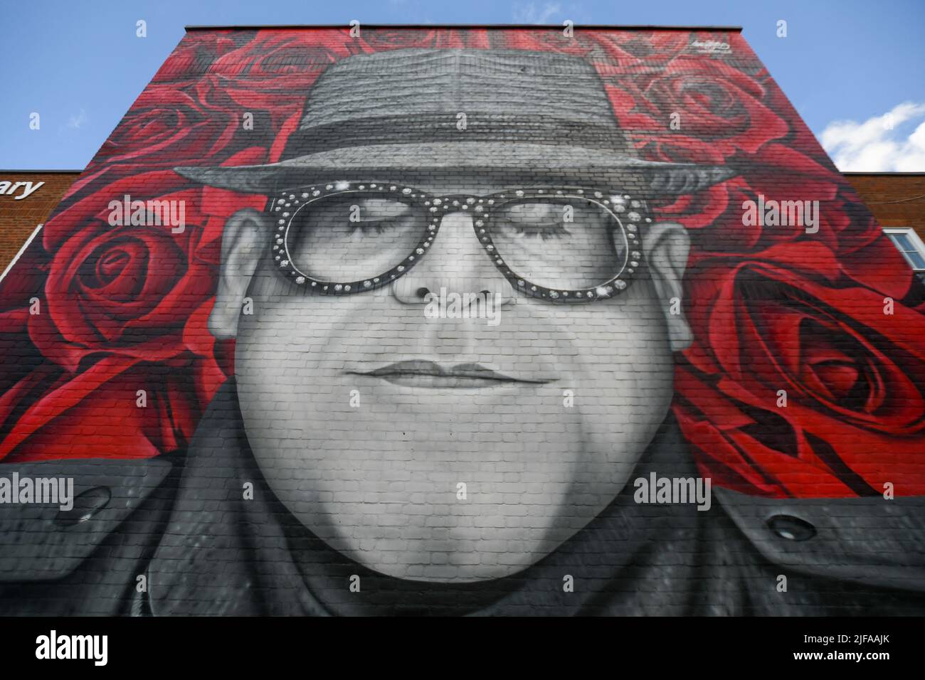 Watford, Regno Unito, 1st luglio 2022, Sir Elton John mural ha rivelato oggi. Il murale è stato creato da Murwall prima dei concerti di Elton John a Vicarage Road. , Andrew Lalchan Photography/Alamy Live News Foto Stock
