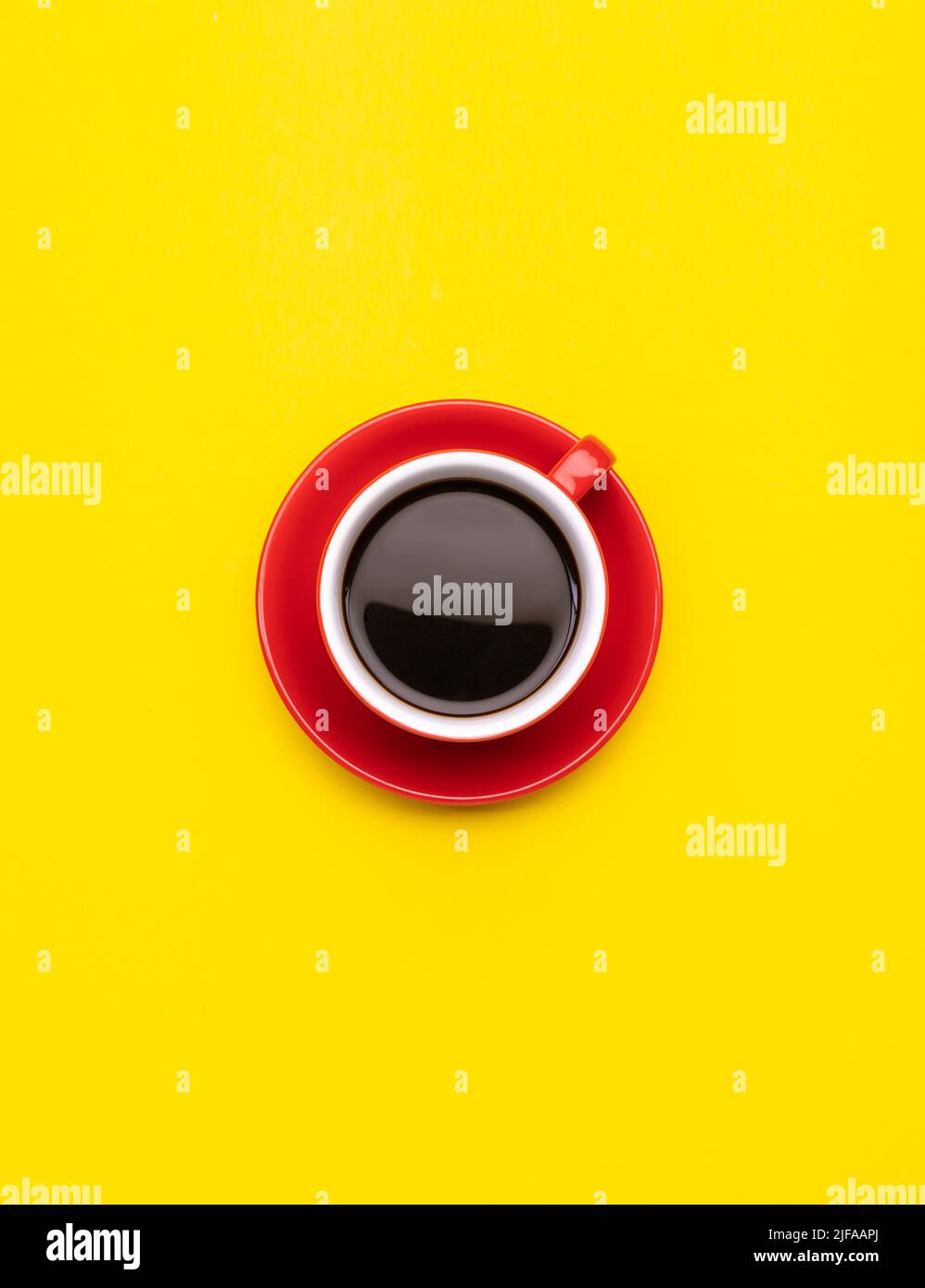 Vista dall'alto caffè nero o americano in tazza rossa isolato su sfondo giallo Foto Stock
