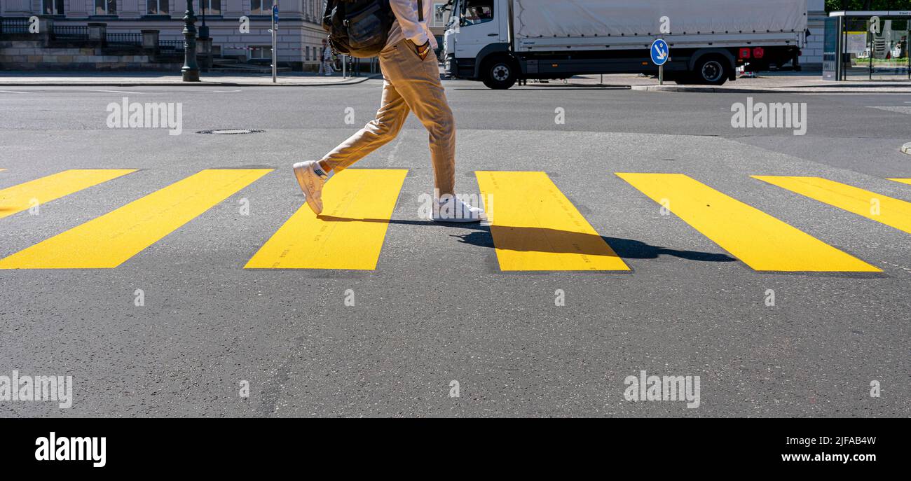 Persone che attraversano un passaggio pedonale, Berlino, Germania Foto Stock