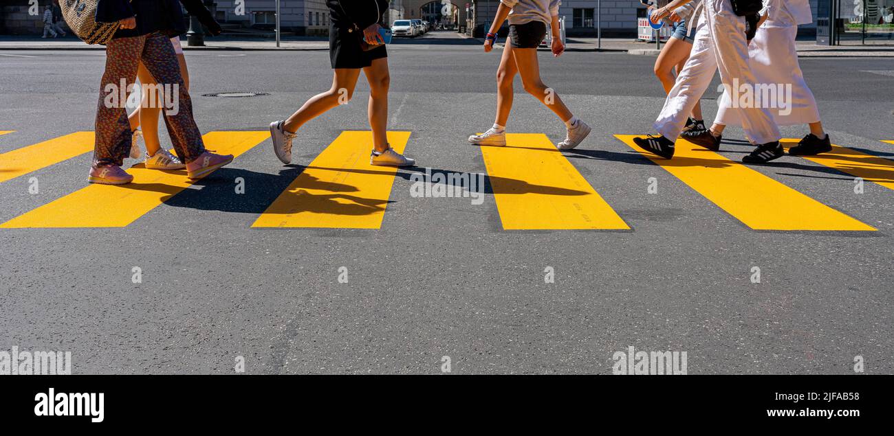 Persone che attraversano un passaggio pedonale, Berlino, Germania Foto Stock