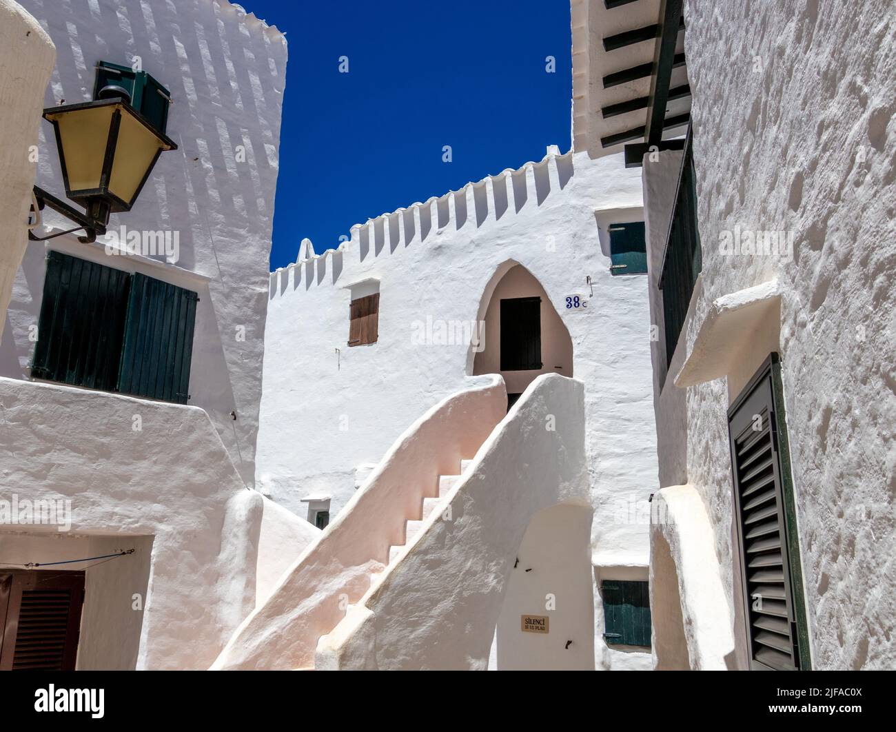 Minorca, Spagna - Jun 23, 2022: Ben conservate case bianche della città vecchia Binibeca Foto Stock