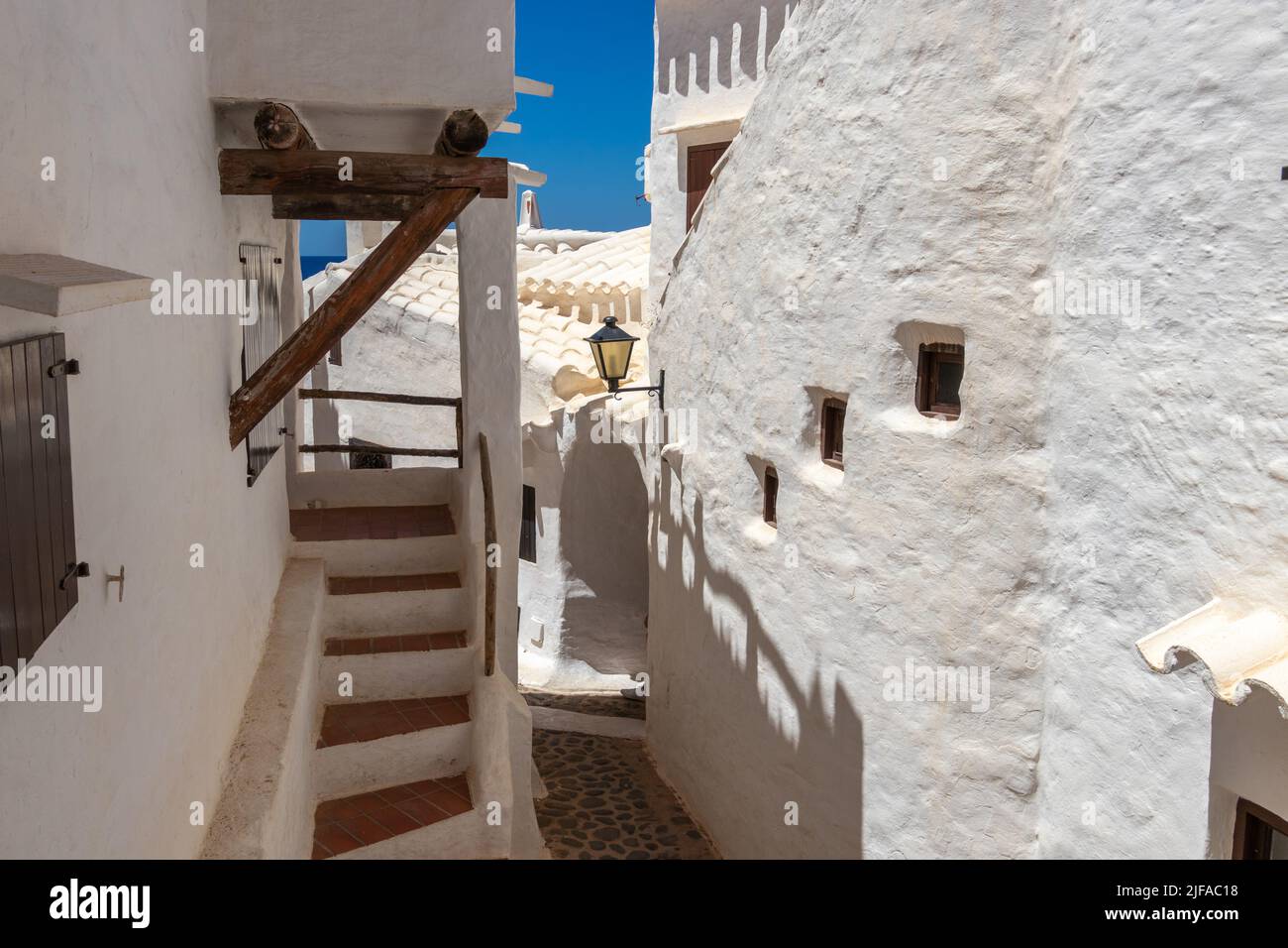 Minorca, Spagna - Jun 23, 2022: Ben conservate case bianche della città vecchia Binibeca Foto Stock