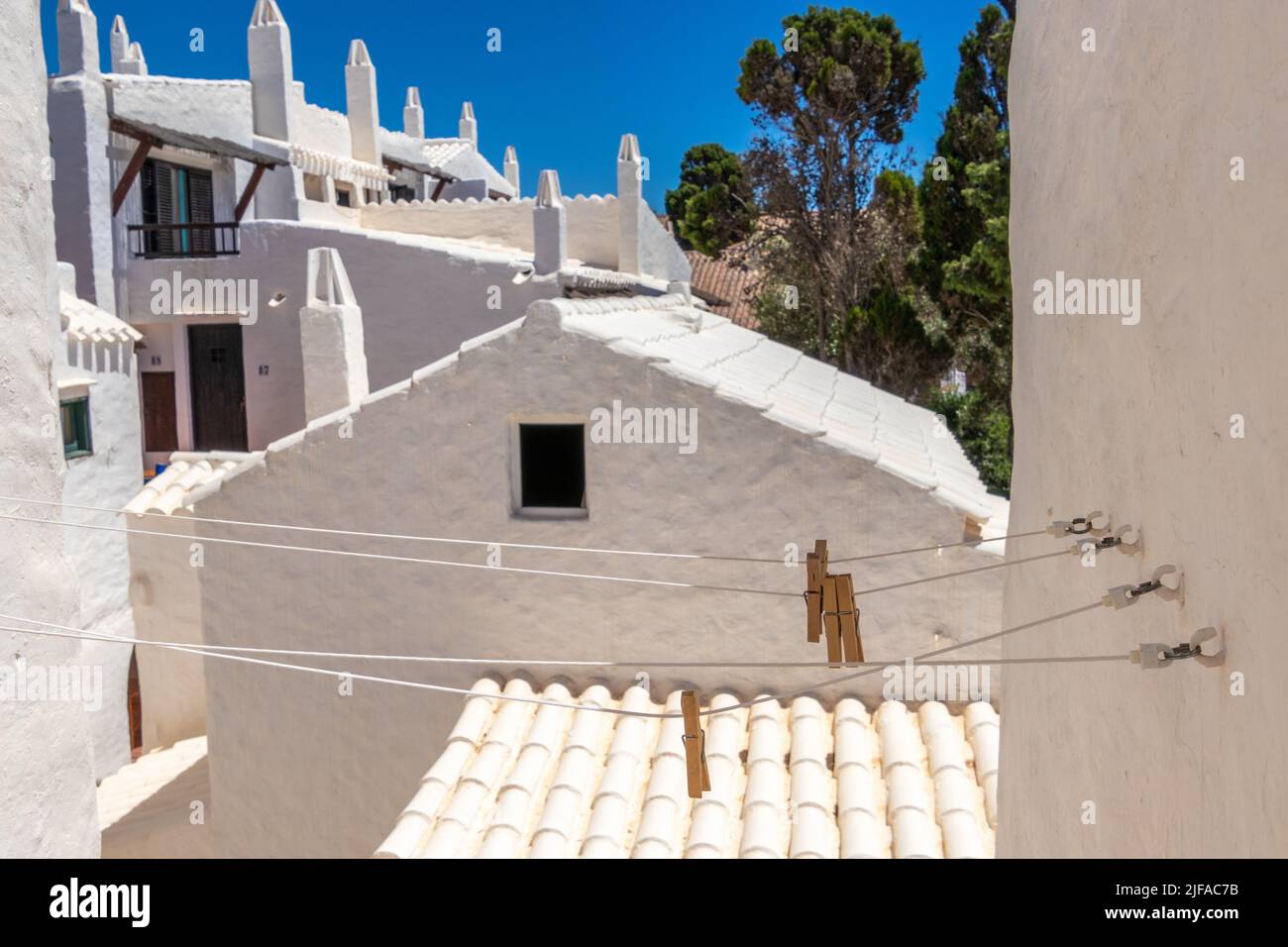 Minorca, Spagna - Jun 23, 2022: Ben conservate case bianche della città vecchia Binibeca Foto Stock