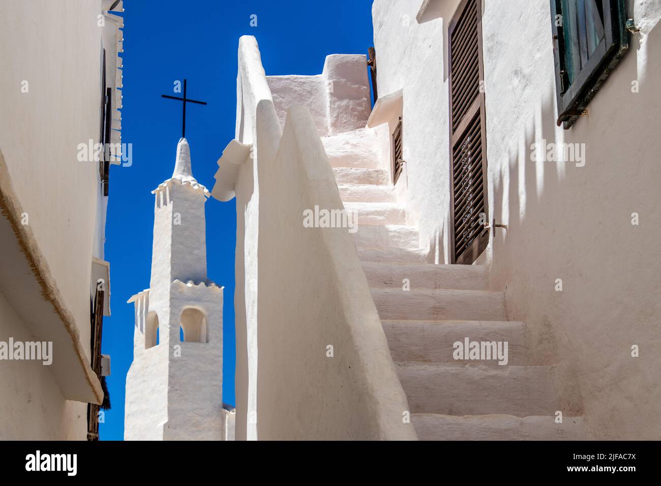 Minorca, Spagna - Jun 23, 2022: Ben conservate case bianche della città vecchia Binibeca Foto Stock