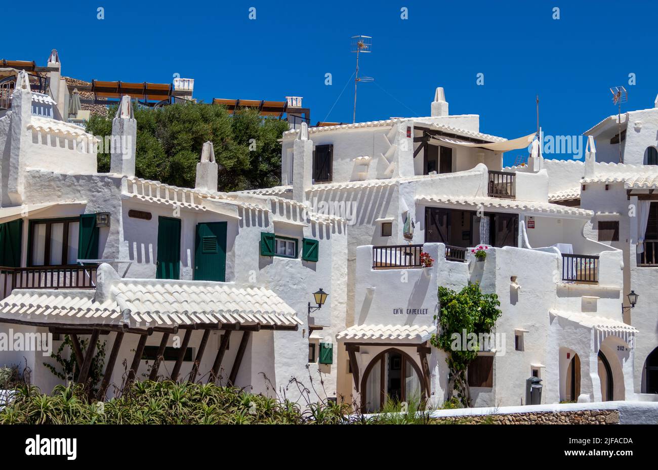 Minorca, Spagna - Jun 23, 2022: Ben conservate case bianche della città vecchia Binibeca Foto Stock