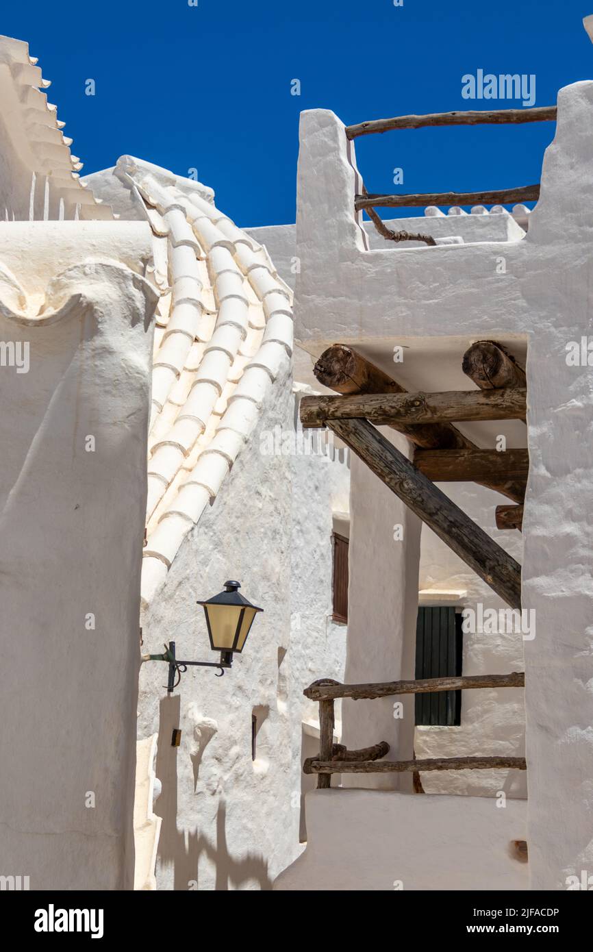 Minorca, Spagna - Jun 23, 2022: Ben conservate case bianche della città vecchia Binibeca Foto Stock