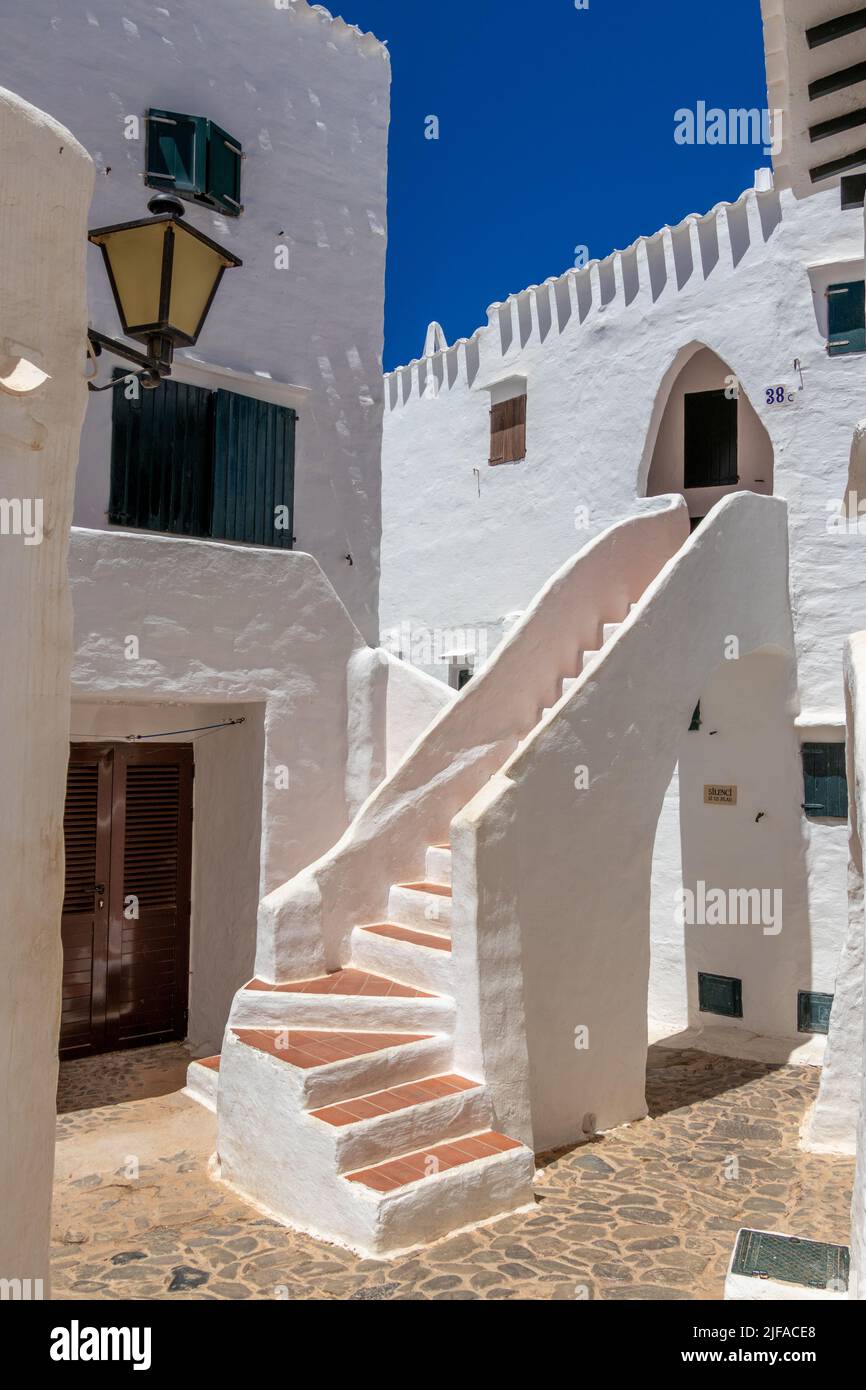 Minorca, Spagna - Jun 23, 2022: Ben conservate case bianche della città vecchia Binibeca Foto Stock