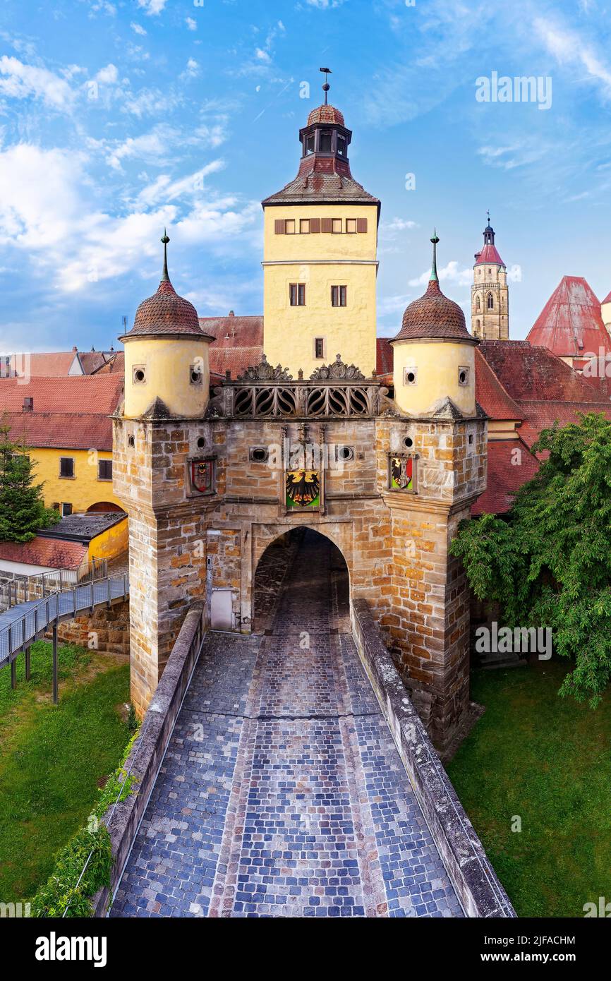 Vista aerea, Ellinger Tor, porta della città in caldo sole di mattina presto, costruito cancello torre 14th secolo, dintorni e torri fiancheggianti intorno al 1510, ultimo piano Foto Stock