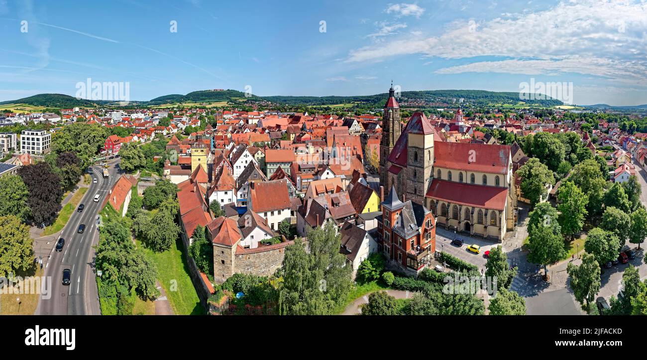 Veduta aerea della città vecchia da nord-est, chiesa parrocchiale di Sant'Andrea di fronte a destra, protestante, vari stili architettonici, medievale Foto Stock
