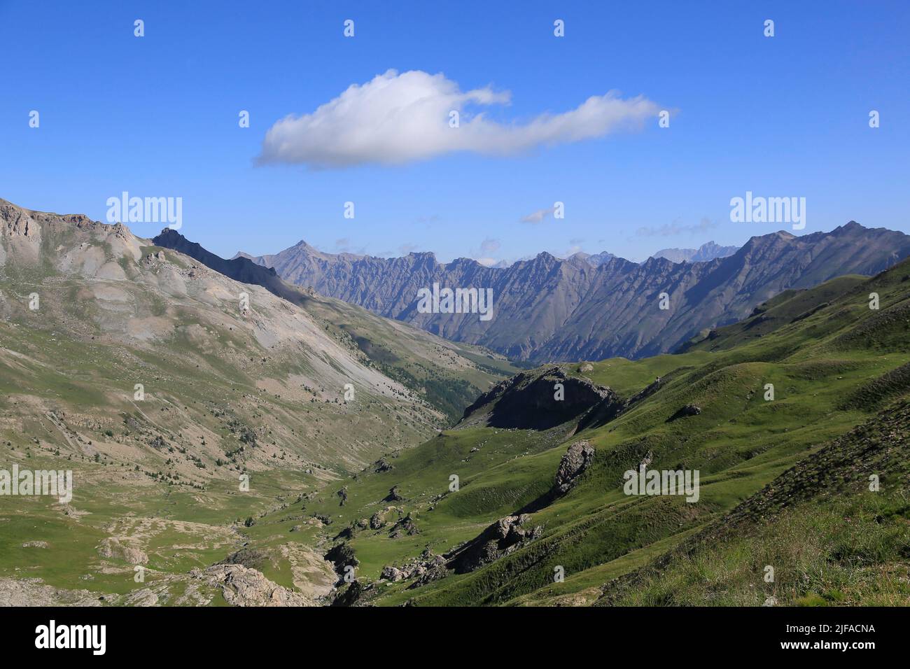 Passo del col de la Bonette, vista dalla rampa sud della catena montuosa al confine tra Francia e Italia, la strada più alta d'Europa Foto Stock