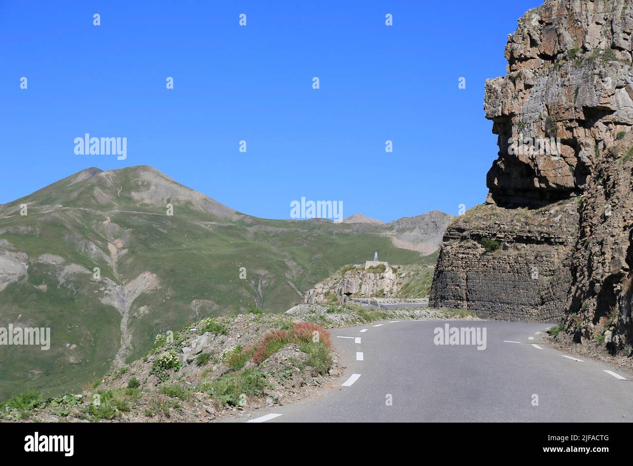 Col de la Bonette passo, rampa sud, strada più alta in Europa, la cima del passo forma il confine tra i dipartimenti di Foto Stock