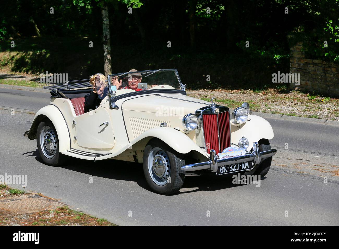 Roadster MG TD, Vintage Car Ride 4th Embouteillage de la N12 a Landerneau, Dipartimento Finistere Penn-ar-Bed, Regione Bretagne Breizh, Francia Foto Stock