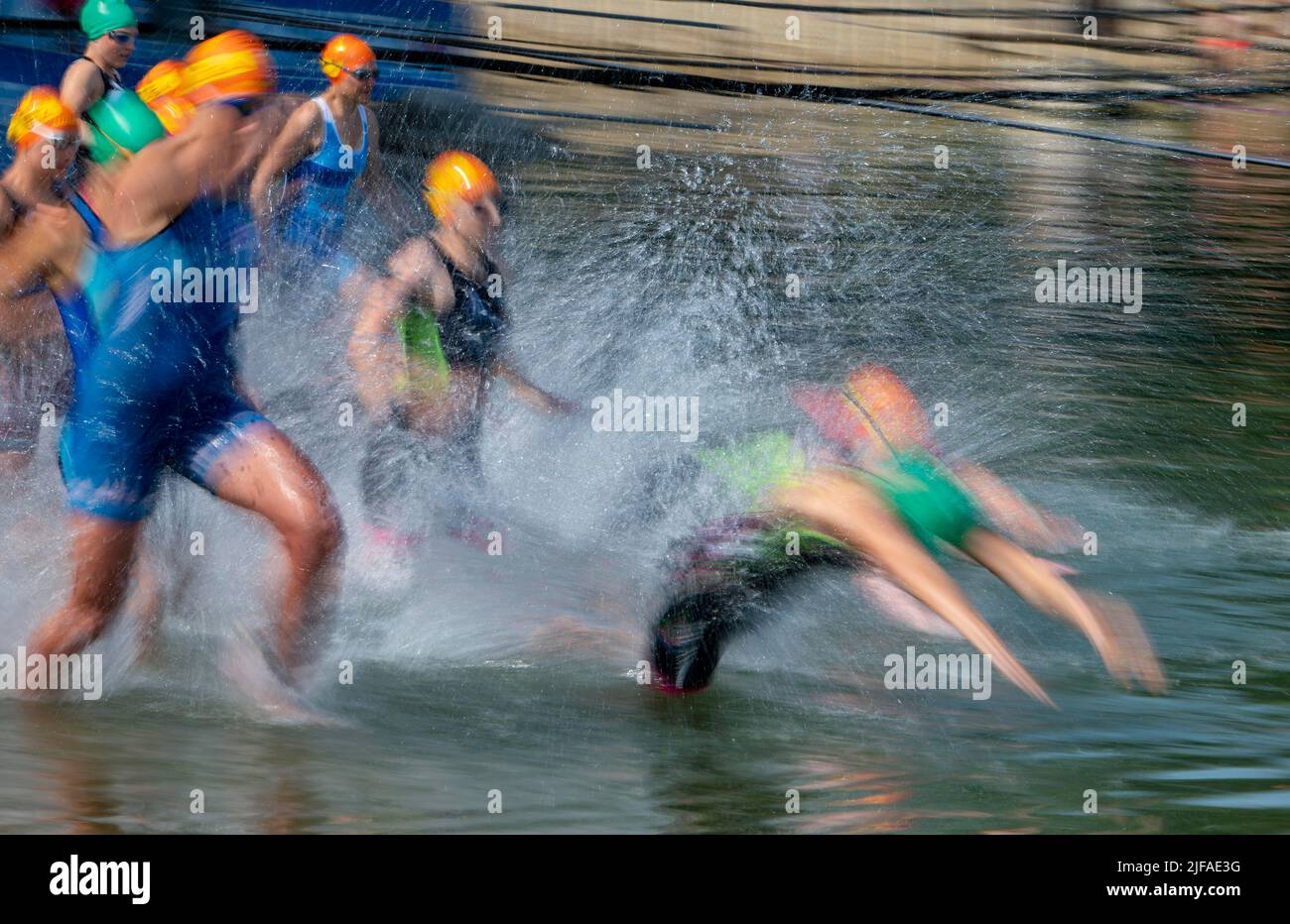 I nuotatori gareggiano nello Stadttriathlon 27th di Erding, Baviera, Germania Foto Stock