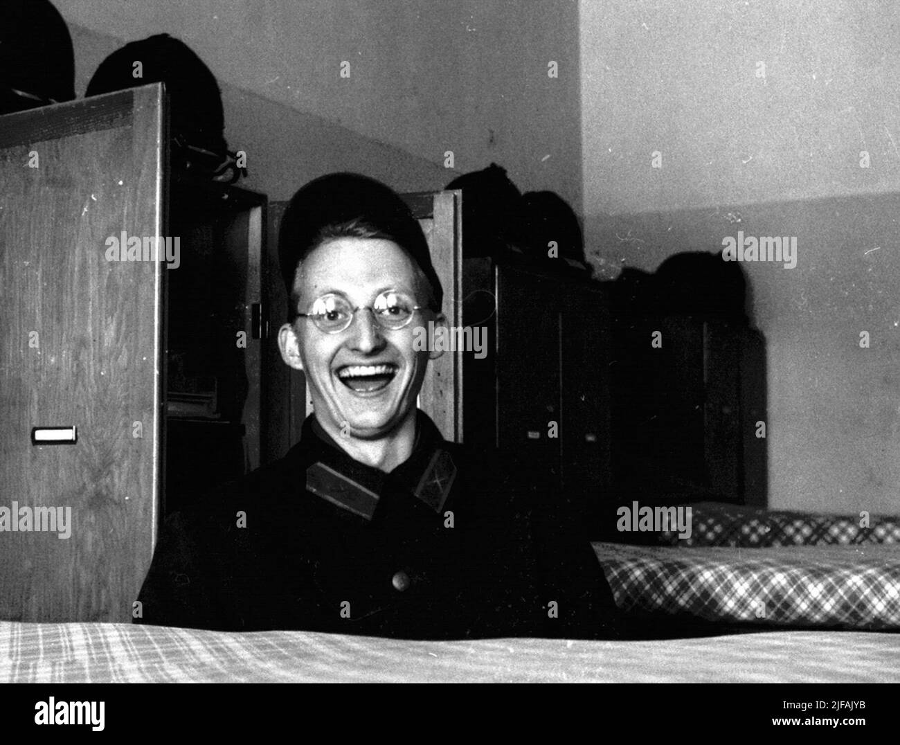 Coscritti del reggimento di Västernorrland nel 21. Coscritti da Västernorrland Regiment nel 21. La foto è arrivata attraverso il progetto della collezione del Museo dell'Esercito 'Lumpen identità e memorie materiali. Il progetto è stato il più grande progetto di raccolta fondi e ricerca nella storia del Museo dell'Esercito. Il progetto è iniziato nel 2011 alla luce dell'abolizione del dovere militare generale in tempo di pace l'anno precedente. Lo scopo era quello di documentare i ricordi del dovere militare prima che fossero dimenticati e di acquisire nuove conoscenze sulle migliaia di oggetti con connessione al grumo che sono nel Mus dell'esercito Foto Stock