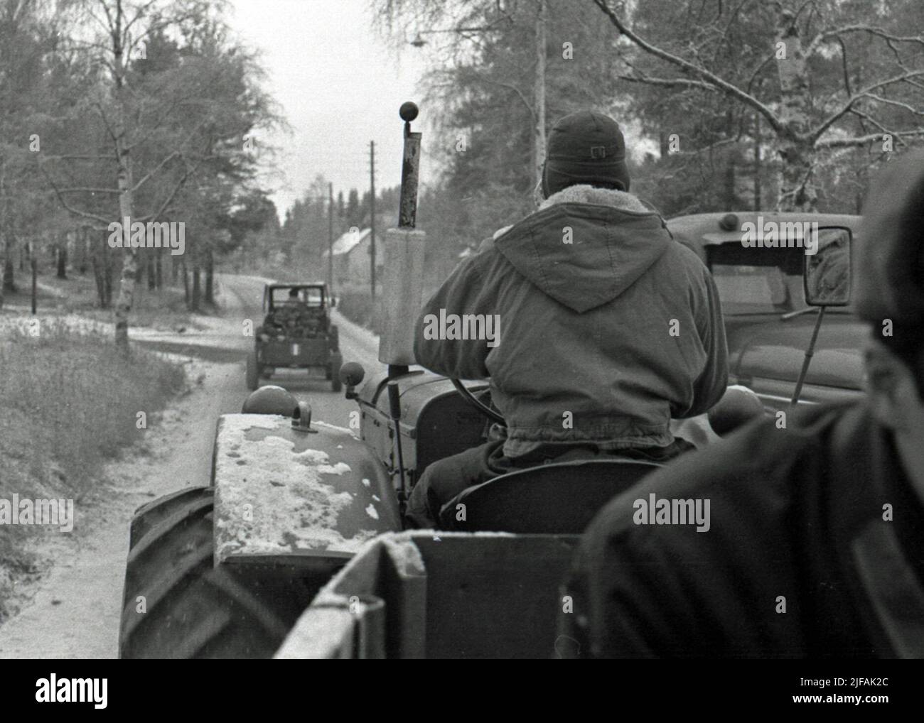Movimento con i trattori nel I21 Västernorrland Regiment, Sollefteå. Movimento con i trattori nel I21 Västernorrland Regiment, Sollefteå. La foto è arrivata attraverso il progetto della collezione del Museo dell'Esercito 'Lumpen identità e memorie materiali. Il progetto è stato il più grande progetto di raccolta fondi e ricerca nella storia del Museo dell'Esercito. Il progetto è iniziato nel 2011 alla luce dell'abolizione del dovere militare generale in tempo di pace l'anno precedente. Lo scopo era quello di documentare i ricordi del dovere militare prima che fossero dimenticati e di acquisire nuove conoscenze sulle migliaia di oggetti con con Foto Stock
