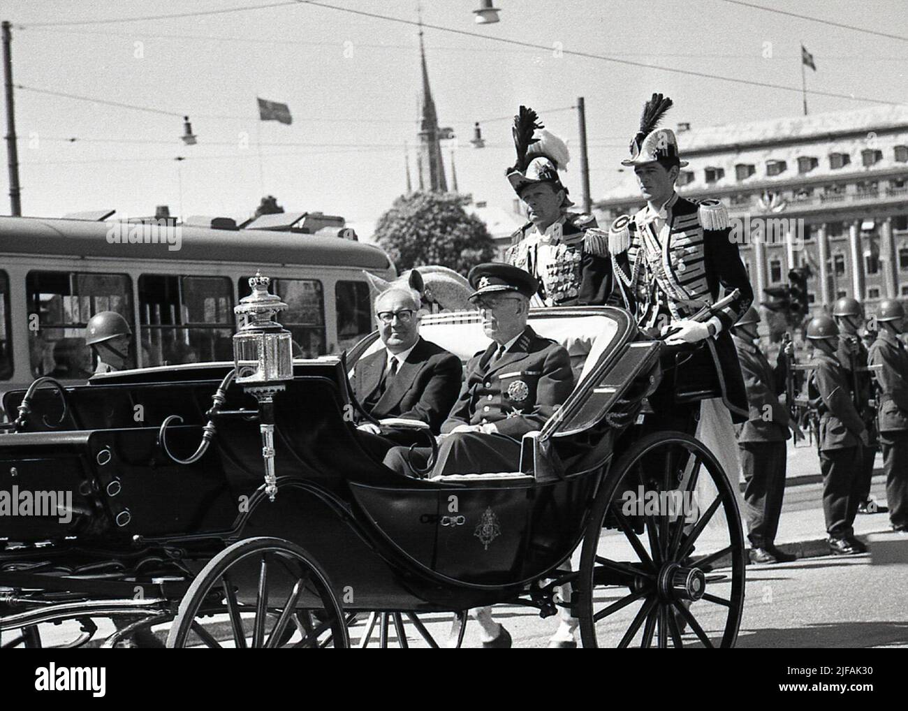 Il Presidente italiano Giuseppe Saragat in visita di Stato in Svezia. Il Presidente italiano Giuseppe Saragat in visita di Stato in Svezia. La foto è arrivata attraverso il progetto della collezione del Museo dell'Esercito 'Lumpen identità e memorie materiali. Il progetto è stato il più grande progetto di raccolta fondi e ricerca nella storia del Museo dell'Esercito. Il progetto è iniziato nel 2011 alla luce dell'abolizione del dovere militare generale in tempo di pace l'anno precedente. Lo scopo era quello di documentare i ricordi del dovere militare prima che fossero dimenticati e di acquisire nuove conoscenze sulle migliaia di oggetti con connessione alla l Foto Stock
