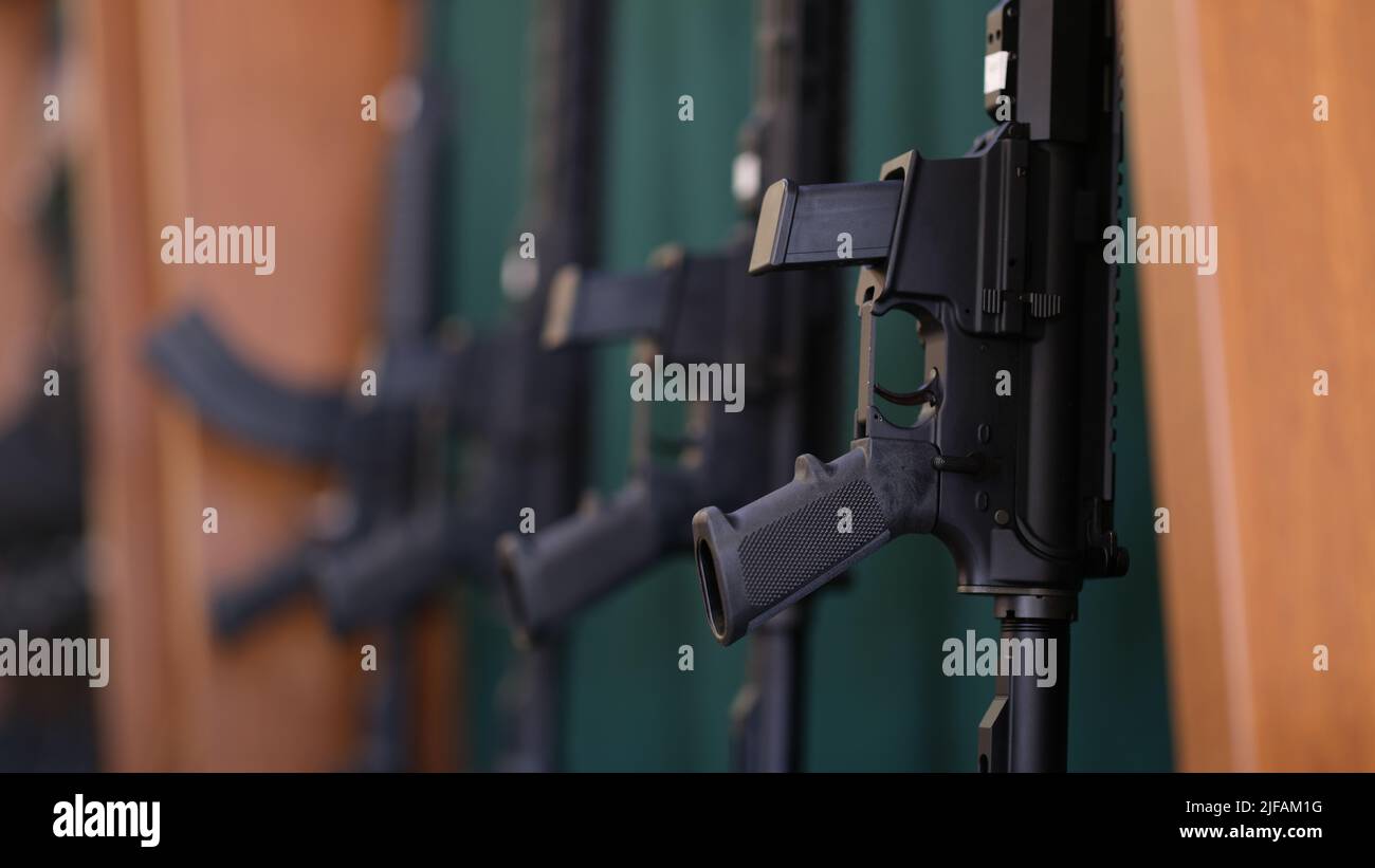 Fucili o fucili ad aria su una rastrelliera sono in vendita Foto Stock