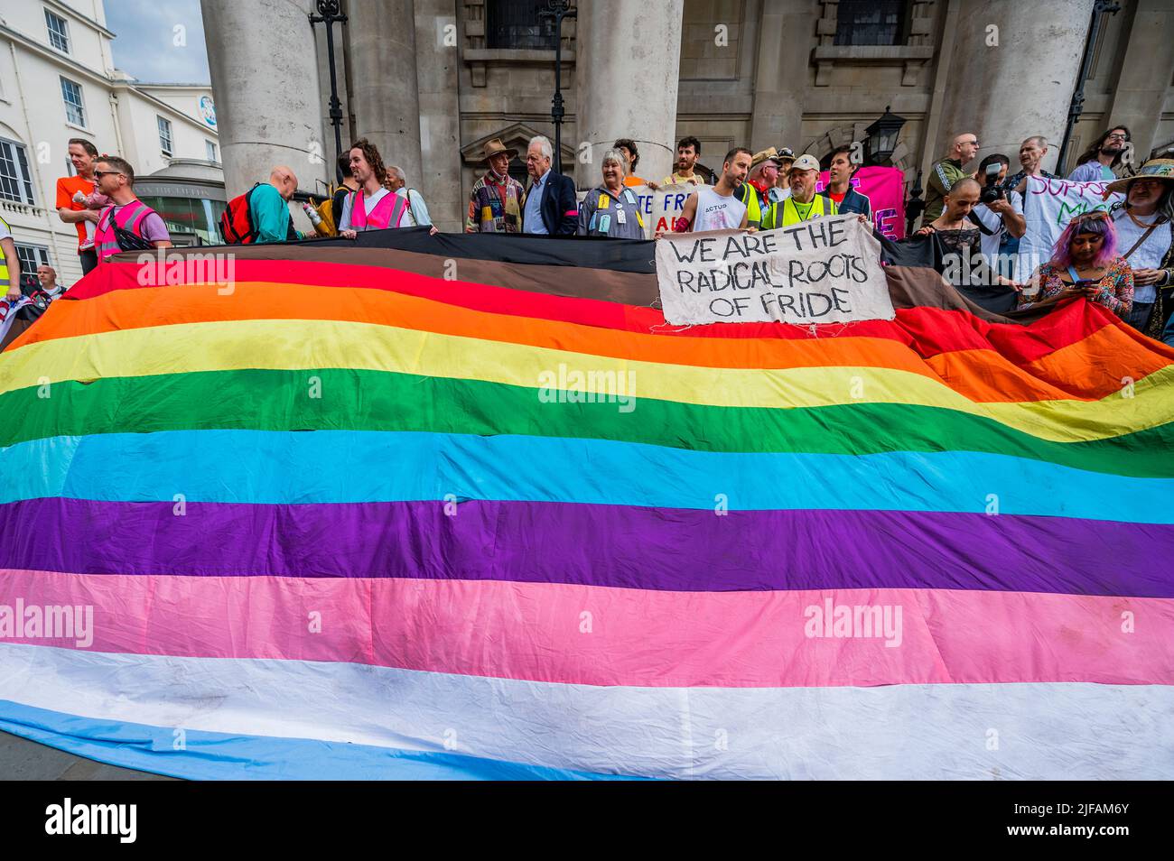 Londra, Regno Unito. 1st luglio 2022. I veterani del fronte di liberazione gay di Londra 1970-74, tra cui Peter Tatchell, marciano nel cinquantesimo anniversario della loro prima marcia Pride. GLF è stato formato nel 1970 ed è generalmente accreditato di essere l'inizio del movimento moderno di LGBT nel Regno Unito. Credit: Guy Bell/Alamy Live News Foto Stock
