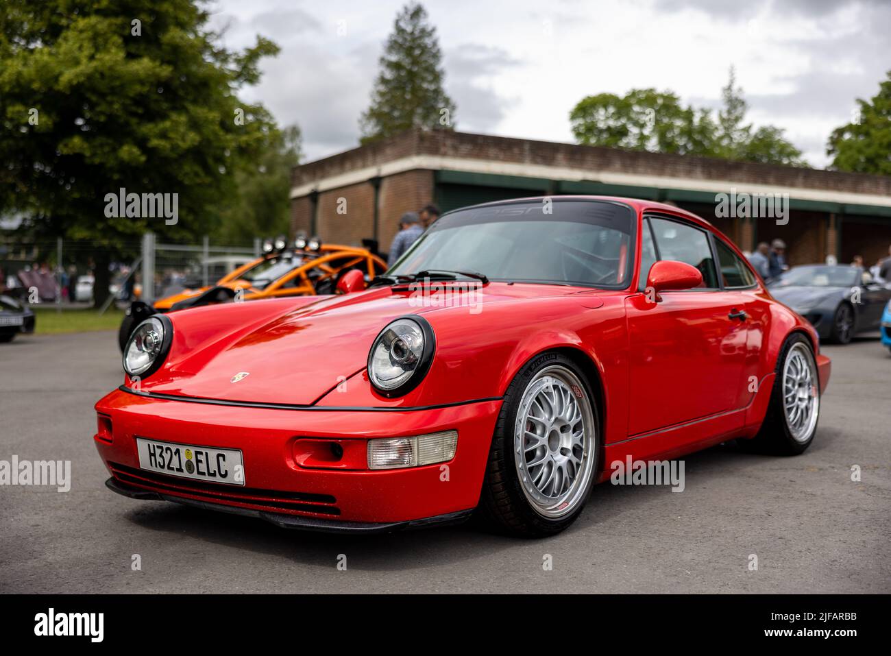 1990 Porsche 911 Carrera 2 ‘H321 ELC’ in mostra allo Scramble di giugno che si tiene presso il Bicester Heritage Centre il 19th giugno 2022 Foto Stock