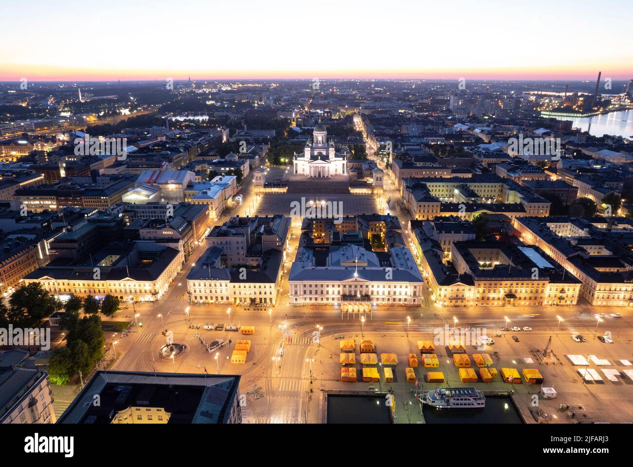 Piazza del mercato di Helsinki e la cattedrale di notte Foto Stock