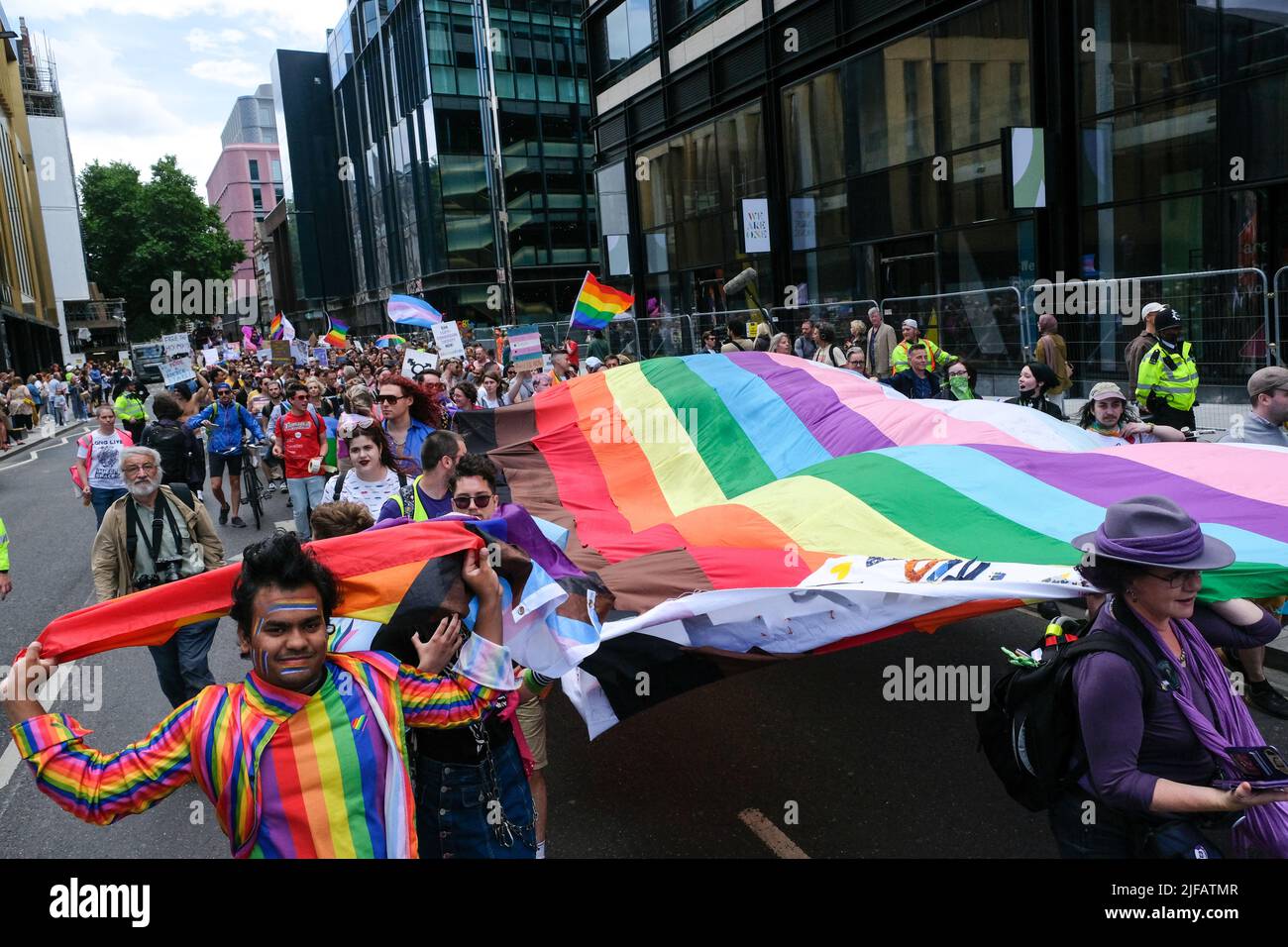 Londra, Regno Unito. 1st luglio 2022. Le persone dei 500 membri originali del fronte di Liberazione Gay (GLF) che hanno partecipato alla marcia Pride originale il 1st luglio 1972 commemorano il 50th° anniversario. Credit: Matthew Chattle/Alamy Live News Foto Stock