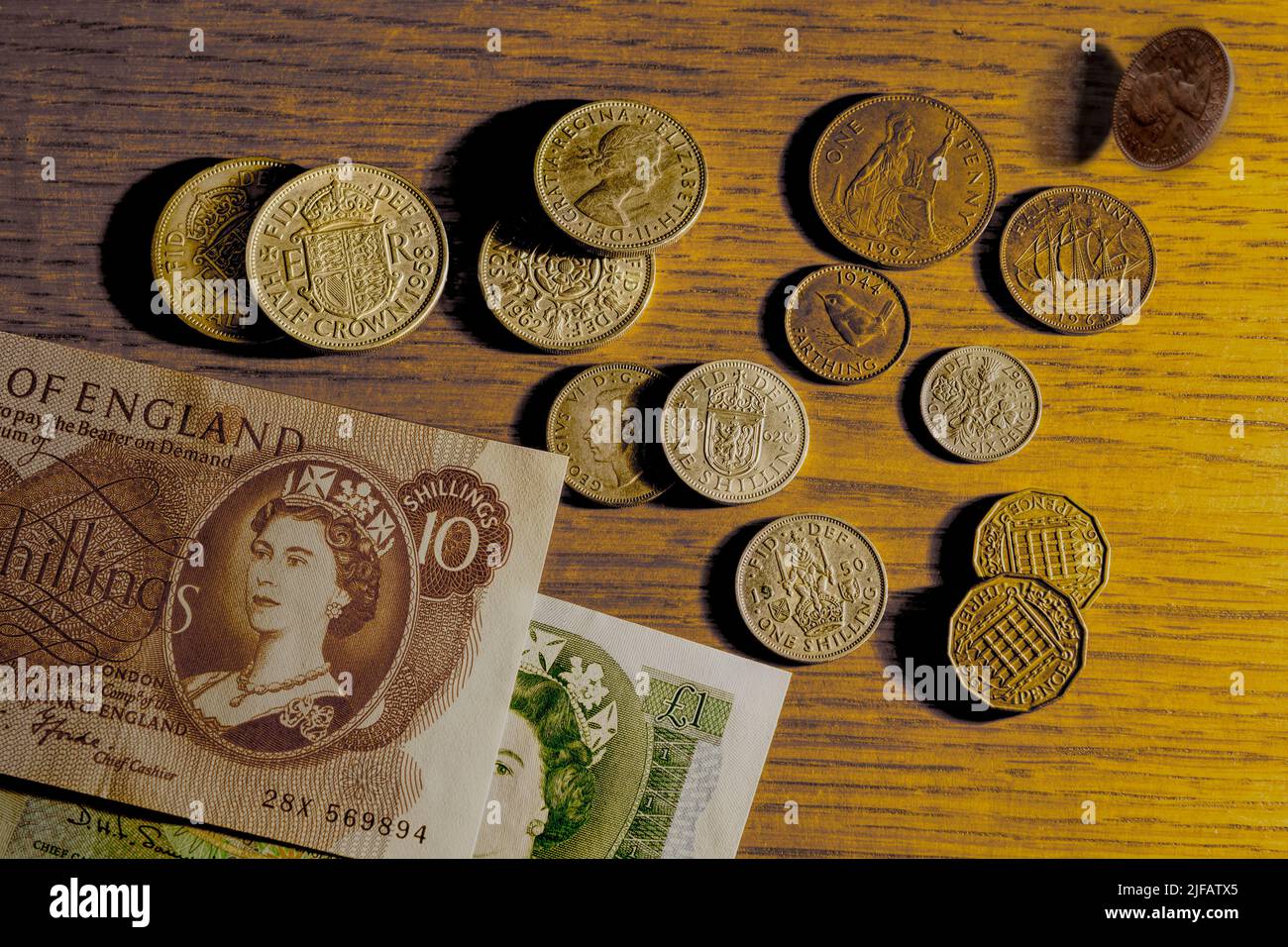 Vecchia valuta britannica ridondante Foto Stock