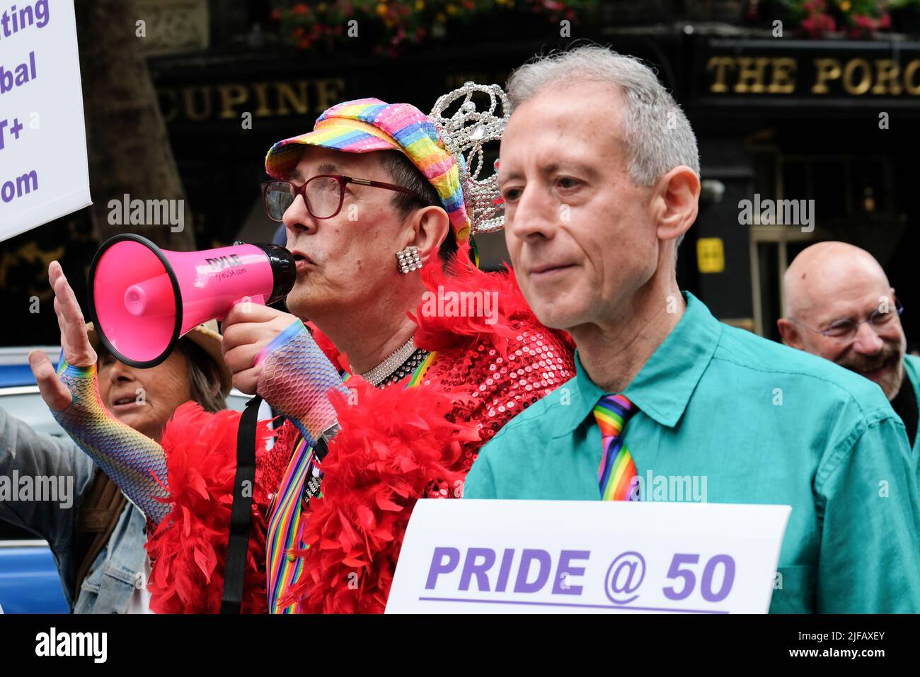 Londra, Regno Unito. 1st luglio 2022. Le persone dei 500 membri originali del fronte di Liberazione Gay (GLF) che hanno partecipato alla marcia Pride originale il 1st luglio 1972 commemorano il 50th° anniversario. Peter Tatchell. Credit: Matthew Chattle/Alamy Live News Foto Stock