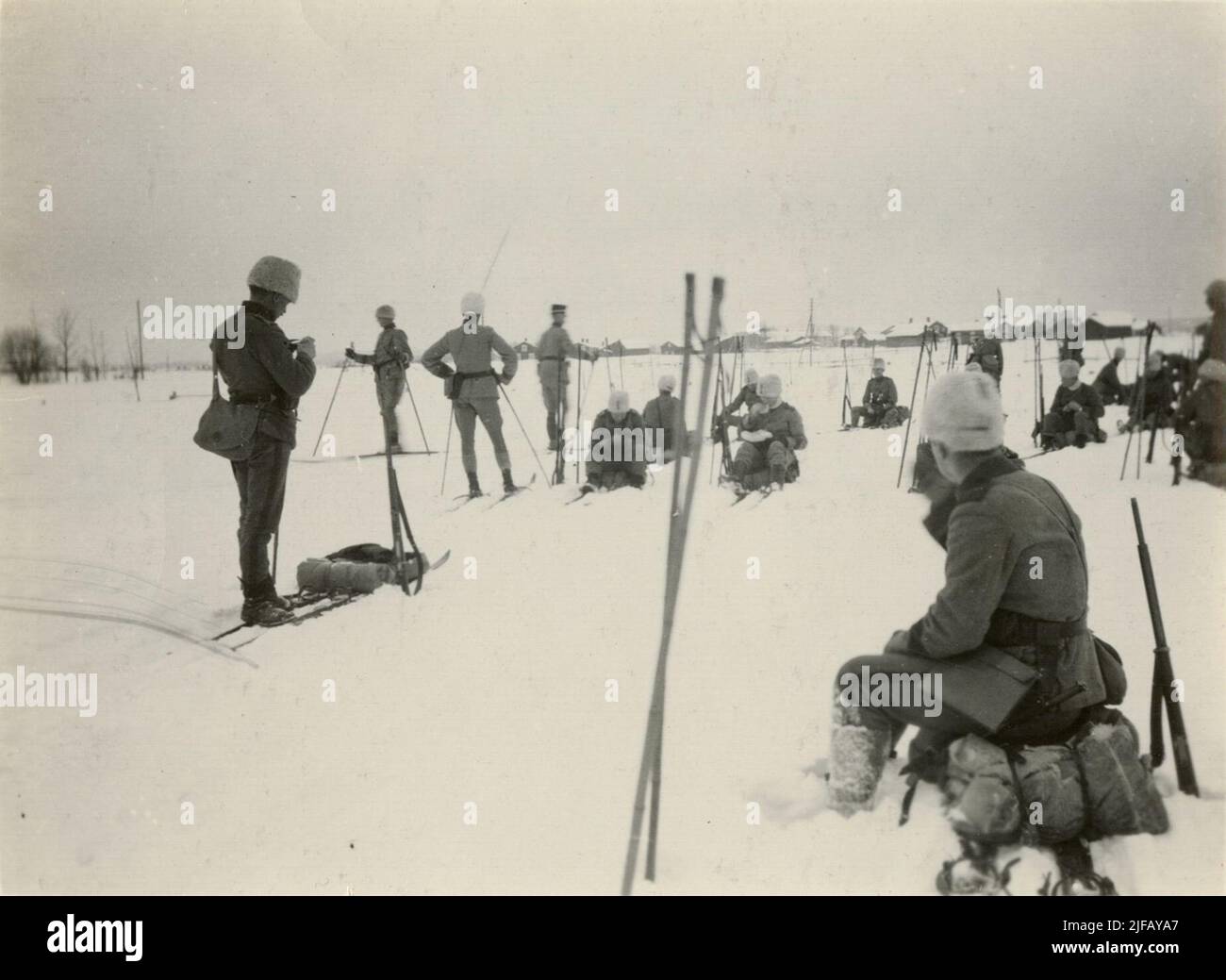 Gli esercizi invernali a Umeå 1916. Sulla strada per Sörfors. Il preside della scuola ispeziona! Foto Stock