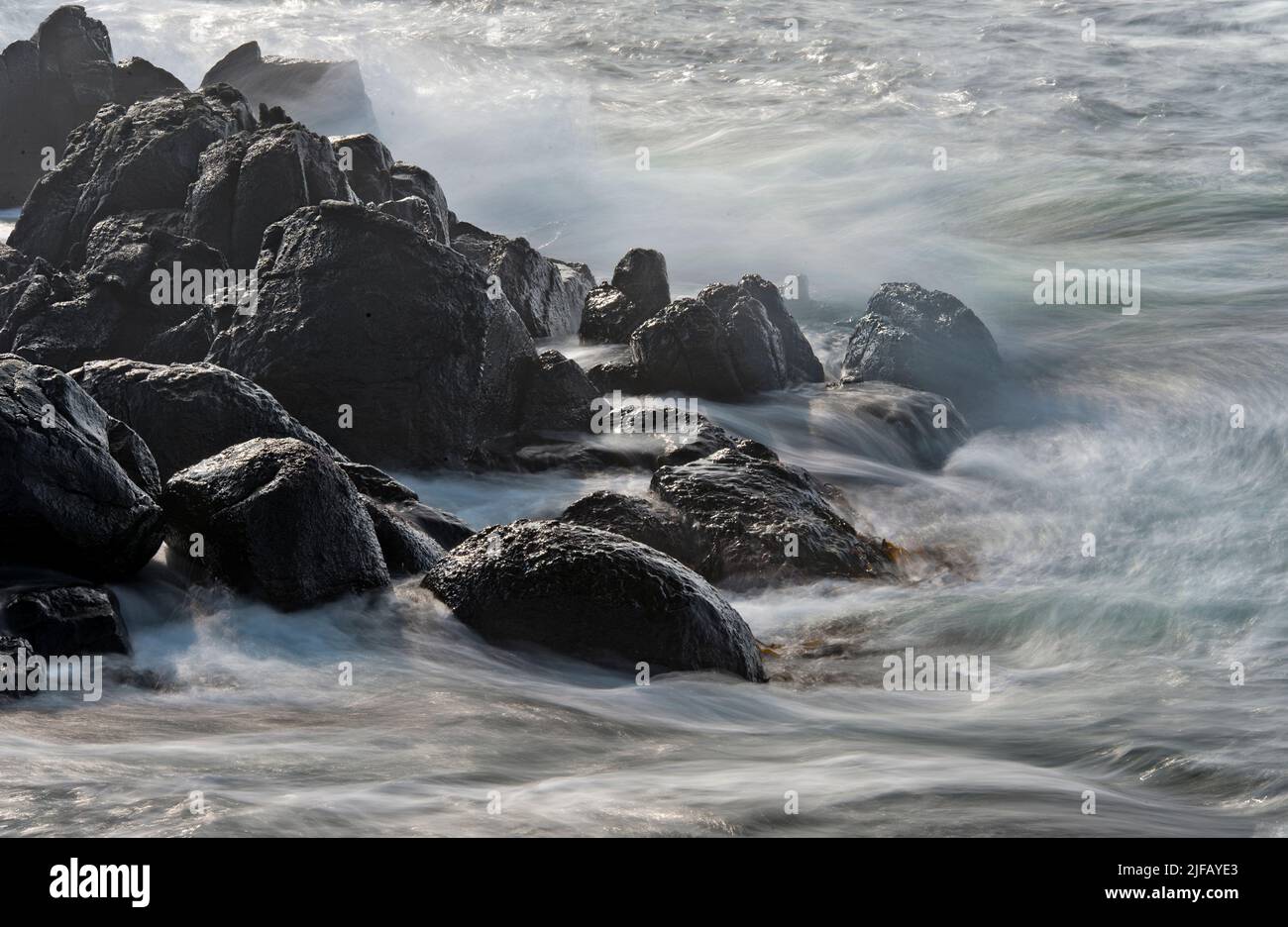 Onde che colpiscono la riva del sud-ovest della Norvegia. Foto Stock