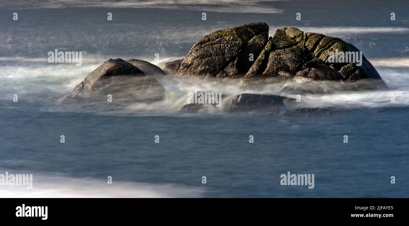 Onde che colpiscono la riva del sud-ovest della Norvegia. Foto Stock