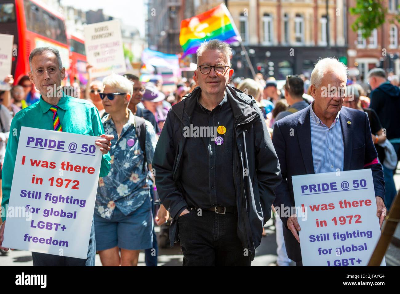 Londra, Regno Unito. 1 luglio 2022. Veterani anziani, tra cui Peter Tatchell (maglietta verde) e il cantante Tom Robinson (C), del primo marzo britannico Pride nel 1972 ripercorrono il loro percorso esatto da Charing Cross Road e Oxford Street a Hyde Park. Organizzato dal Gay Liberation Front (GLF), l'evento si svolge in occasione del 50th° anniversario del primo Pride britannico. Il 2 luglio si svolge Pride a Londra, che il GLF considera commercializzato. Credit: Stephen Chung / Alamy Live News Foto Stock