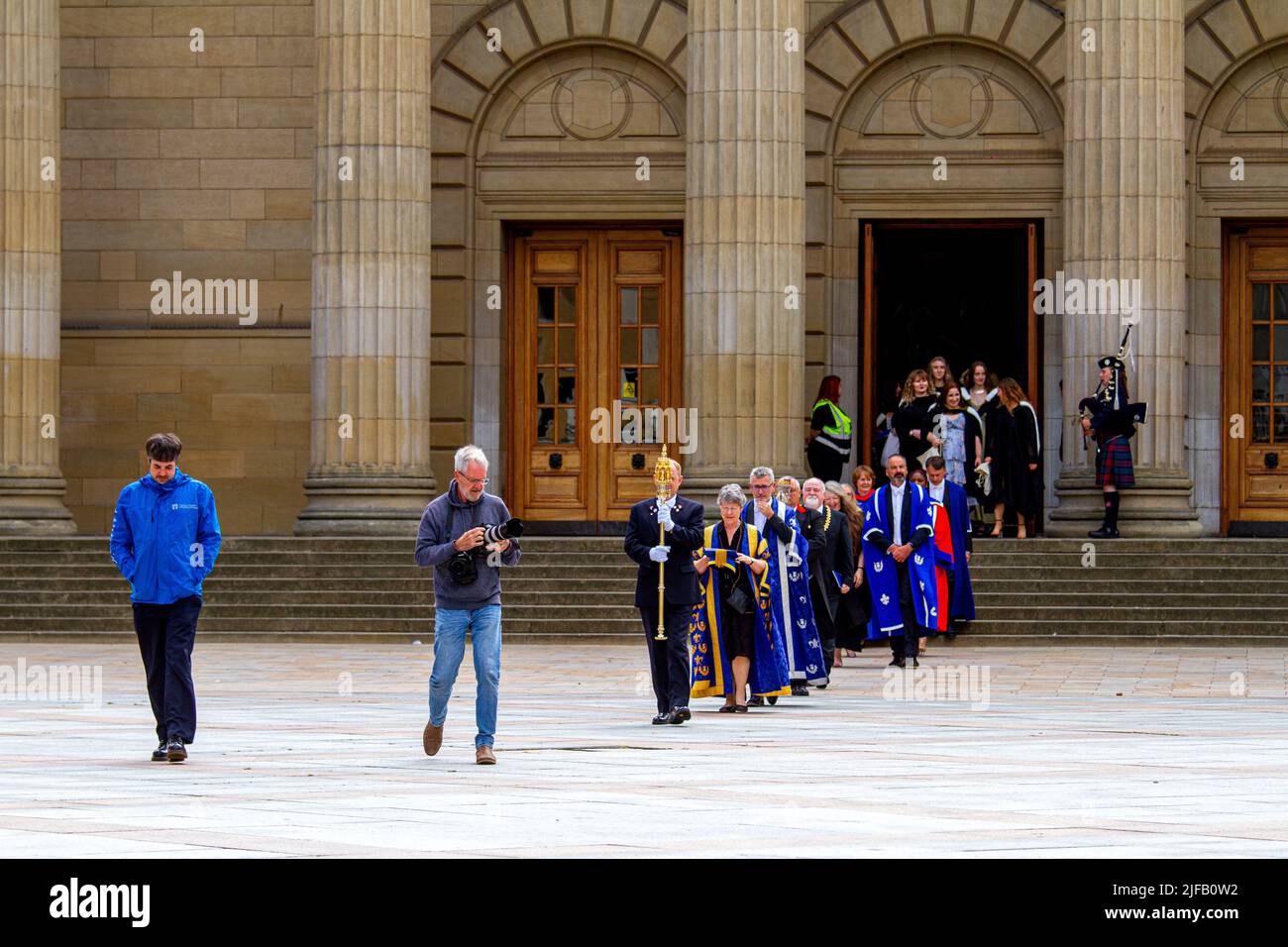 Dundee, Tayside, Scozia, Regno Unito. 1st luglio 2022. Diplomi di Dundee: L'ultimo giorno delle lauree universitarie le temperature nel nord-est della Scozia hanno superato i 20°C a causa del caldo sole estivo. Gli studenti della Dundee University e le loro famiglie si sono radunati a Dundee City Square e fuori dalla Caird Hall per celebrare i loro successi tardivi. Dal momento che la Scozia è stata sotto il blocco del Coronavirus per due anni, queste cerimonie di laurea sono ora in corso. Credit: Dundee Photographics/Alamy Live News Foto Stock