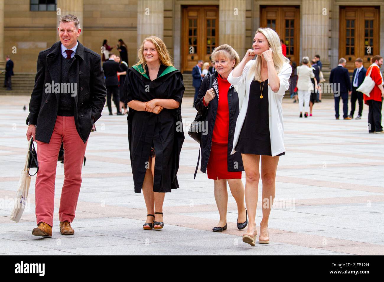 Dundee, Tayside, Scozia, Regno Unito. 1st luglio 2022. Diplomi di Dundee: L'ultimo giorno delle lauree universitarie le temperature nel nord-est della Scozia hanno superato i 20°C a causa del caldo sole estivo. Gli studenti della Dundee University e le loro famiglie si sono radunati a Dundee City Square e fuori dalla Caird Hall per celebrare i loro successi tardivi. Dal momento che la Scozia è stata sotto il blocco del Coronavirus per due anni, queste cerimonie di laurea sono ora in corso. Credit: Dundee Photographics/Alamy Live News Foto Stock